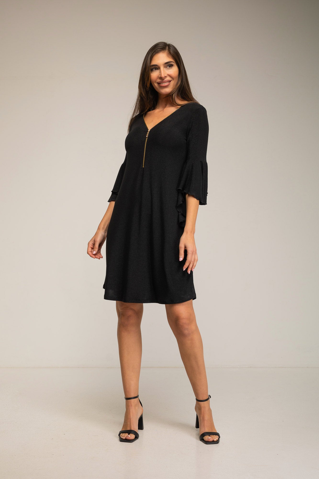 Vestido corto con cremallera en el escote . Ideal eventos