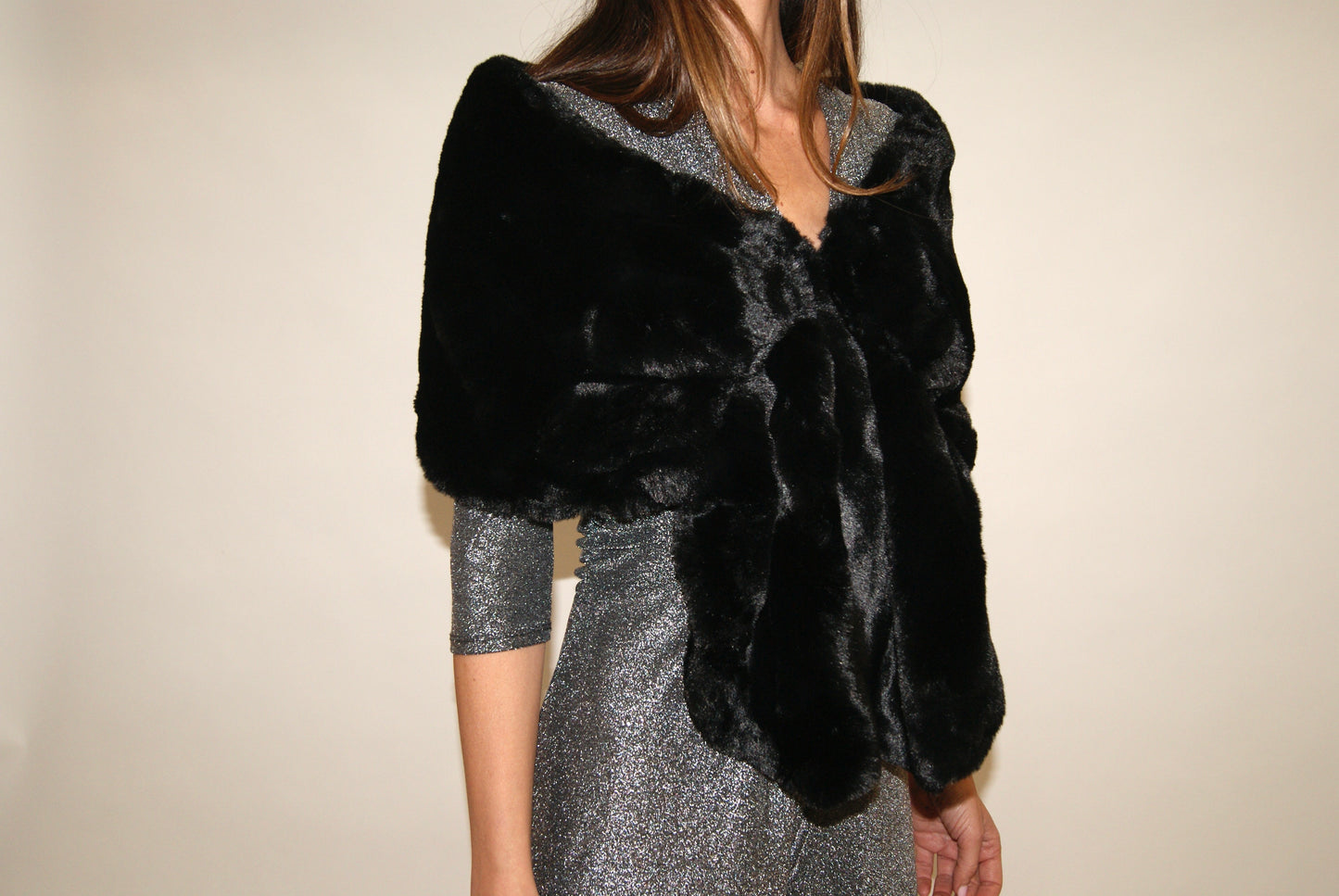 Estola negra de pelo sintética para eventos – El complemento perfecto para Navidad y Nochevieja