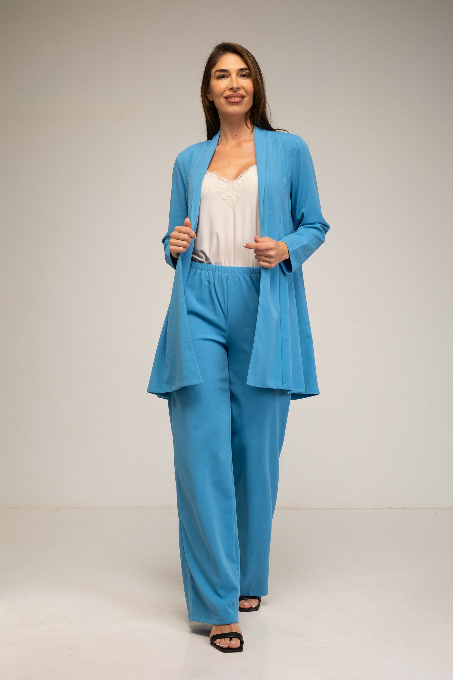 Traje de pantalón recto y chaqueta abierta 3/4 azul