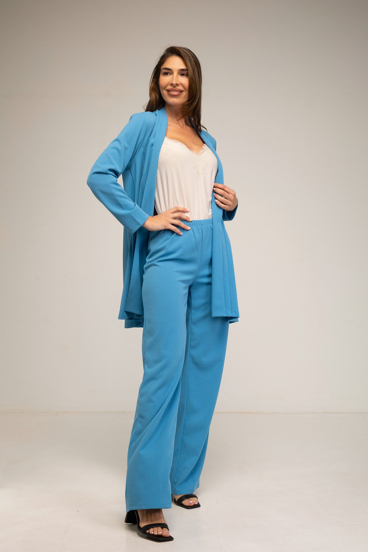 Traje de pantalón recto y chaqueta abierta 3/4 azul