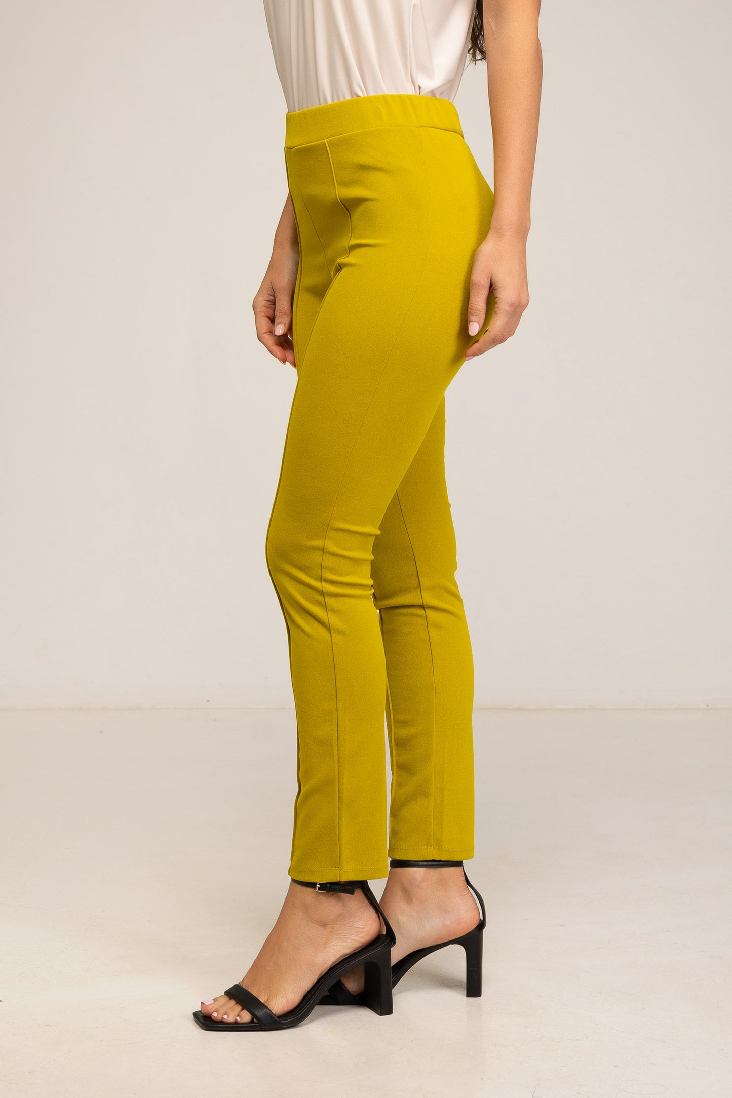 Traje de pantalón y chaqueta abierta verde oliva