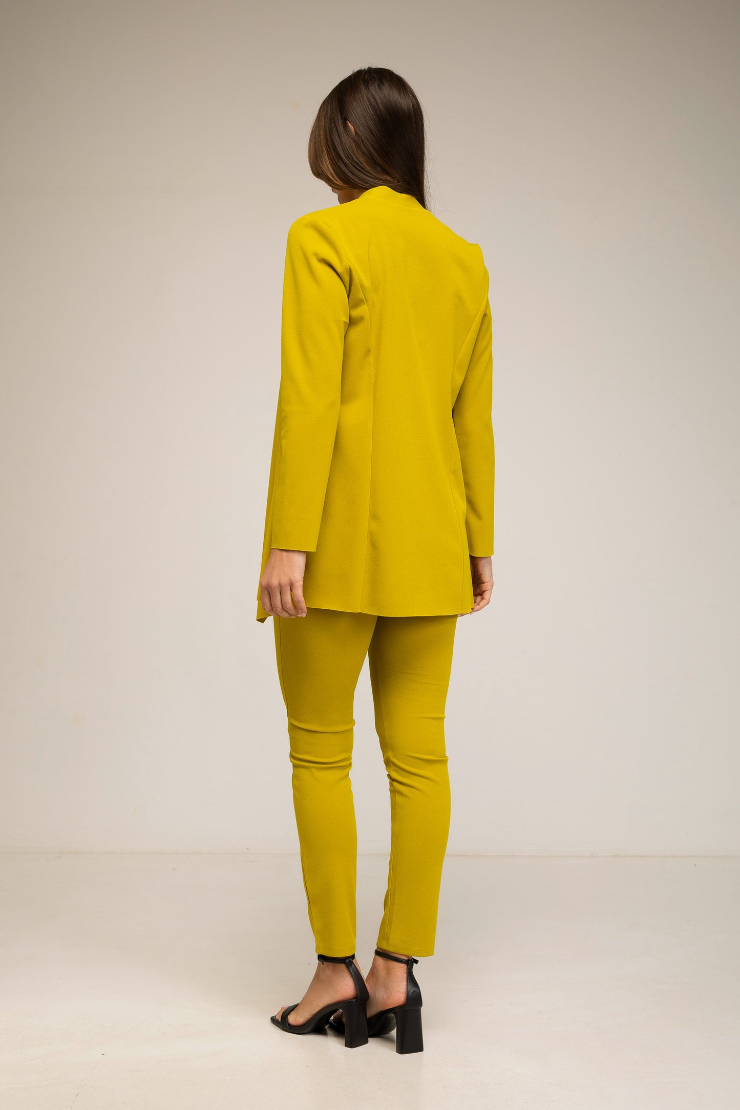 Traje de pantalón y chaqueta abierta verde oliva
