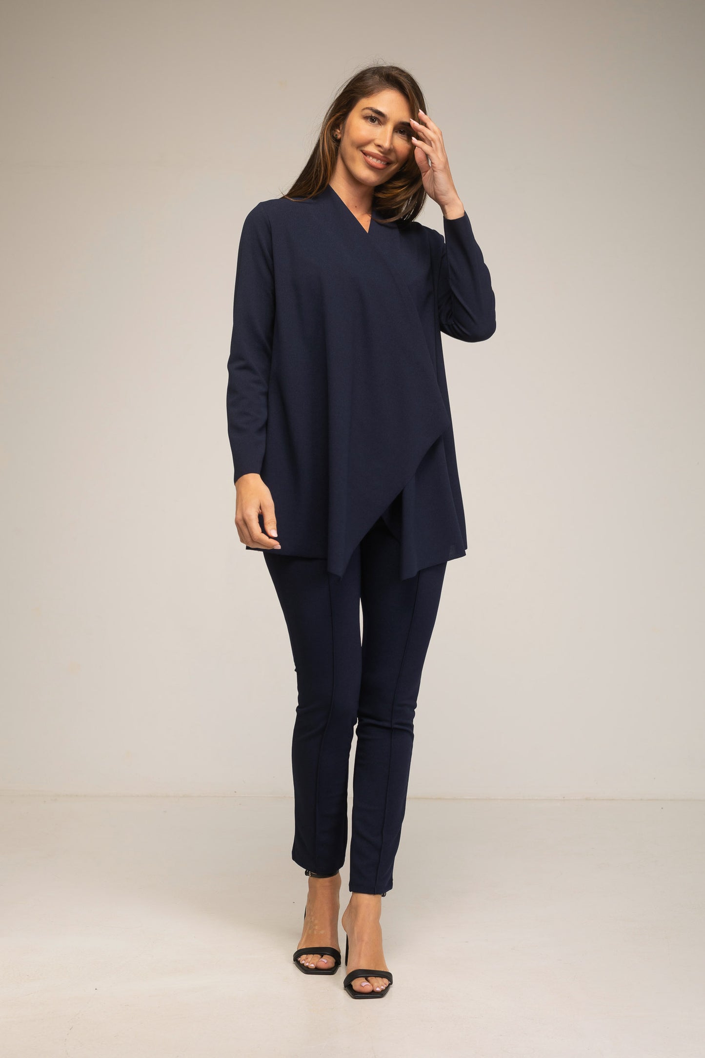 Traje de pantalón y chaqueta abierta azul marino