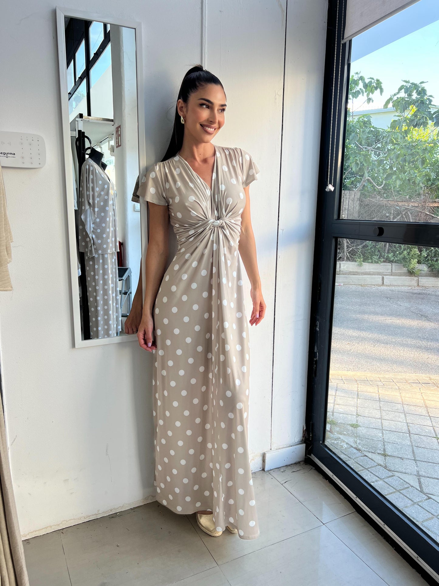 Vestido nudo largo manga corta estampado topos fondo beige