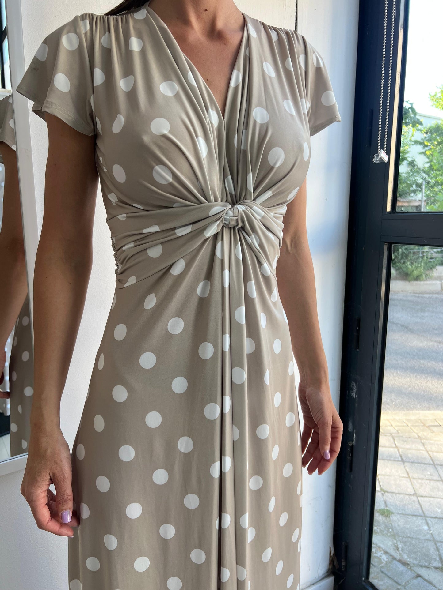 Vestido nudo largo manga corta estampado topos fondo beige