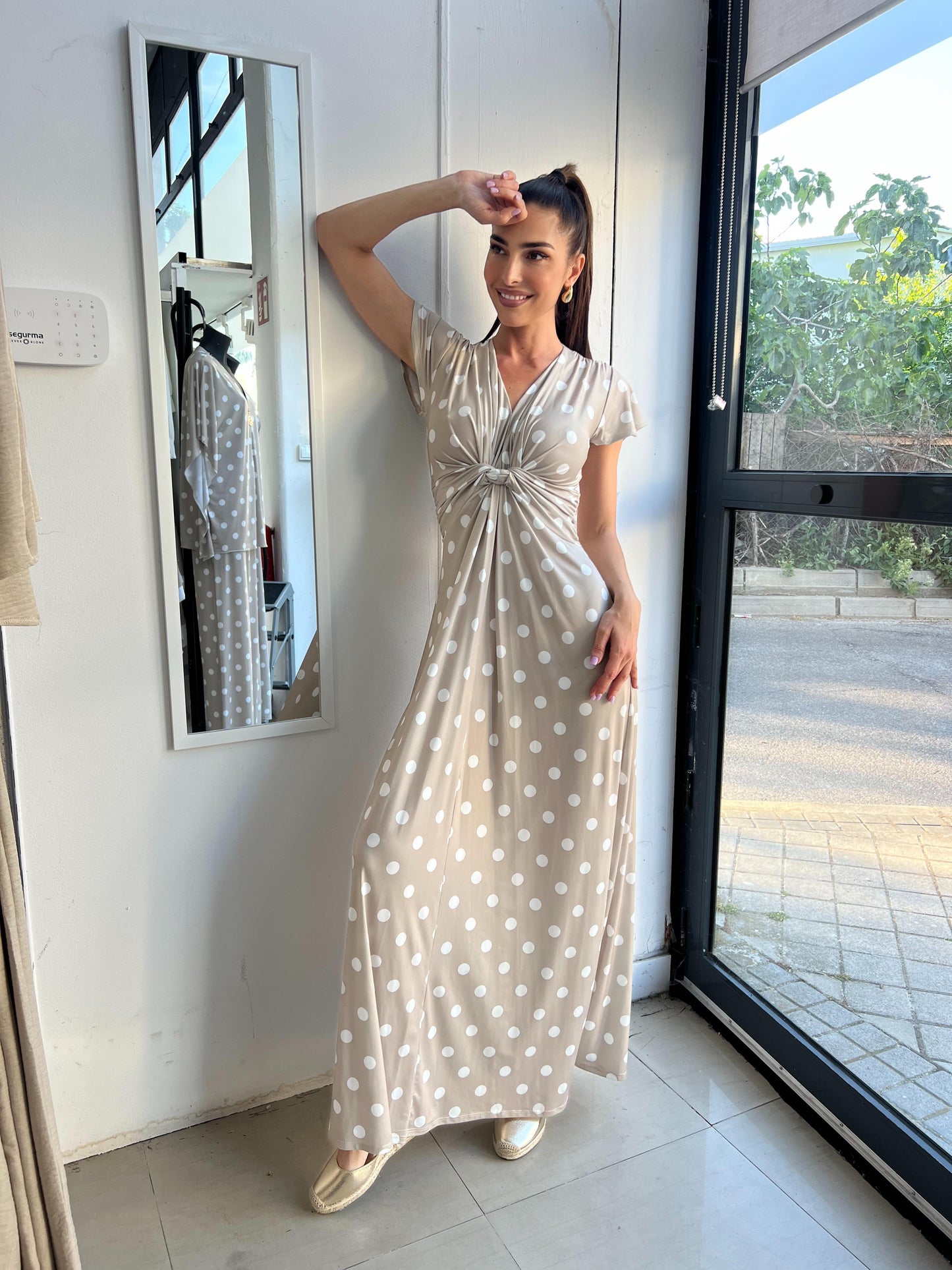 Vestido nudo largo manga corta estampado topos fondo beige