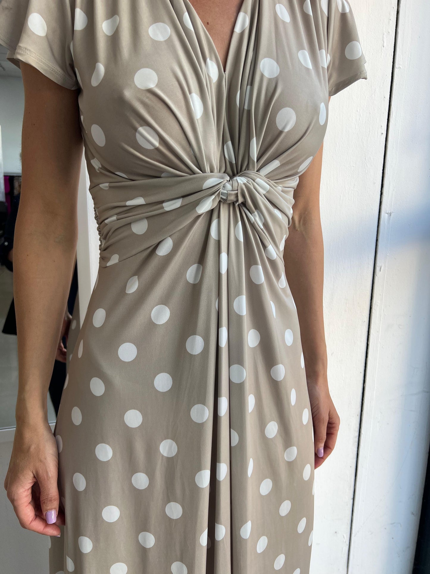 Vestido nudo largo manga corta estampado topos fondo beige