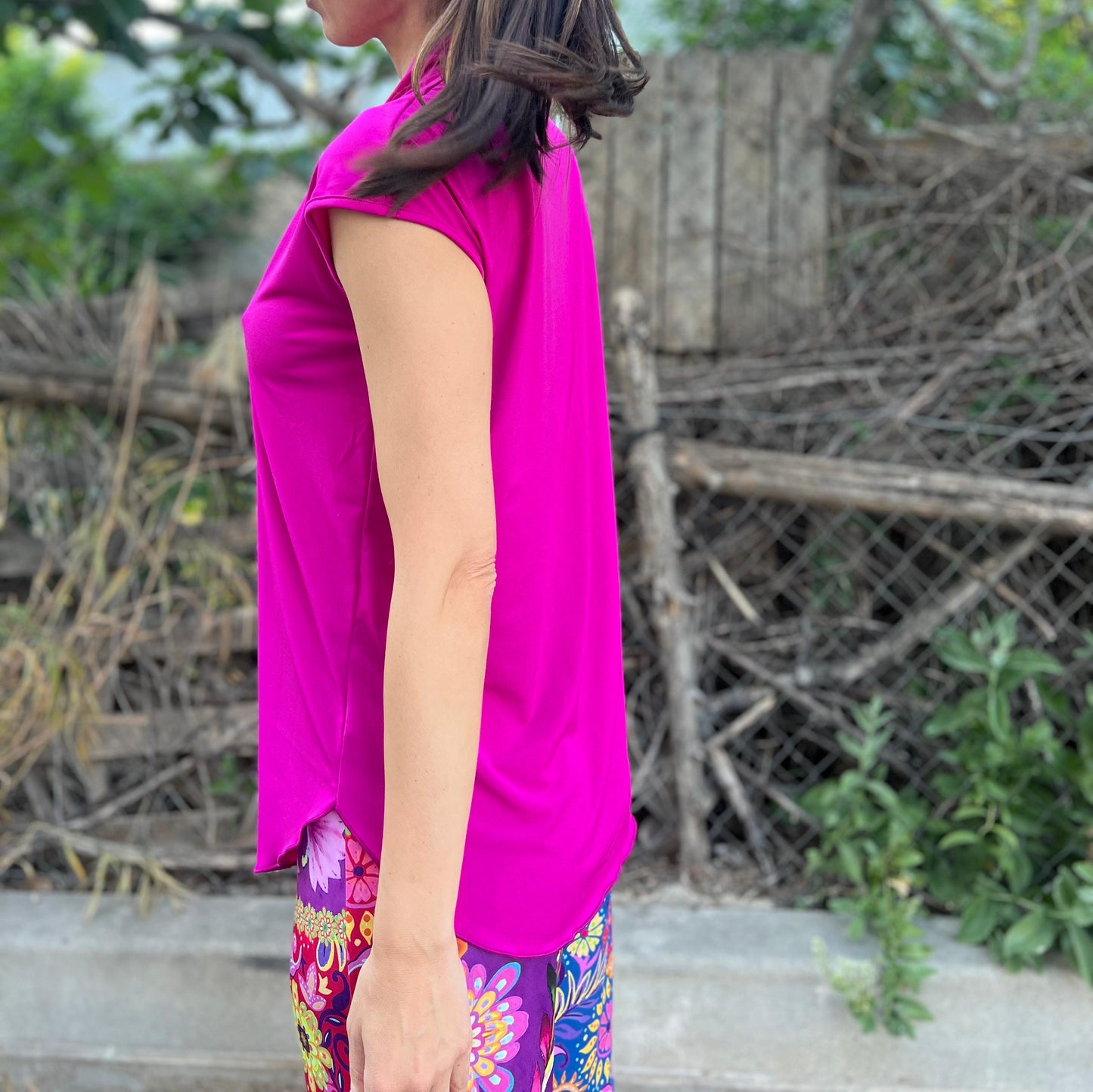 Top manga caída escote pico fuxia