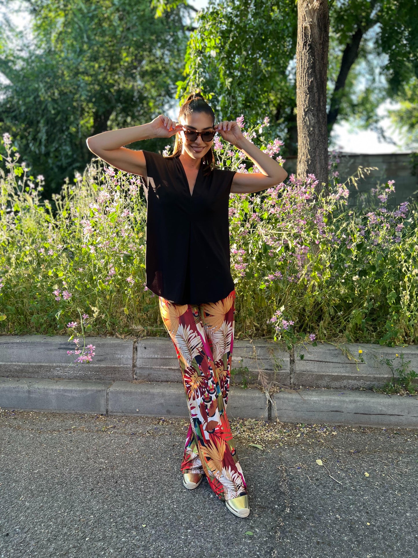 Top manga caída escote pico negro