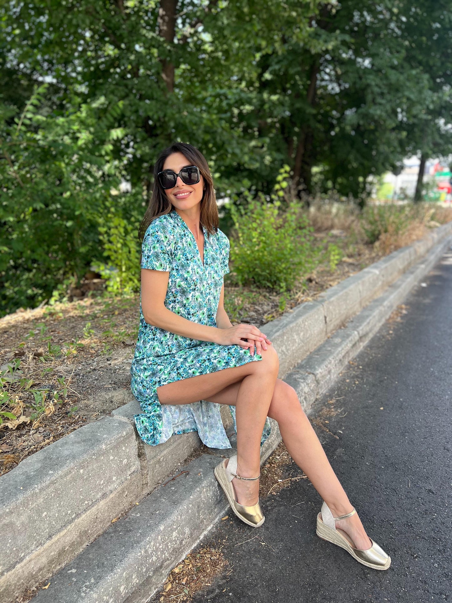 Vestido Midi escote pico estampado flores pequeñas verde