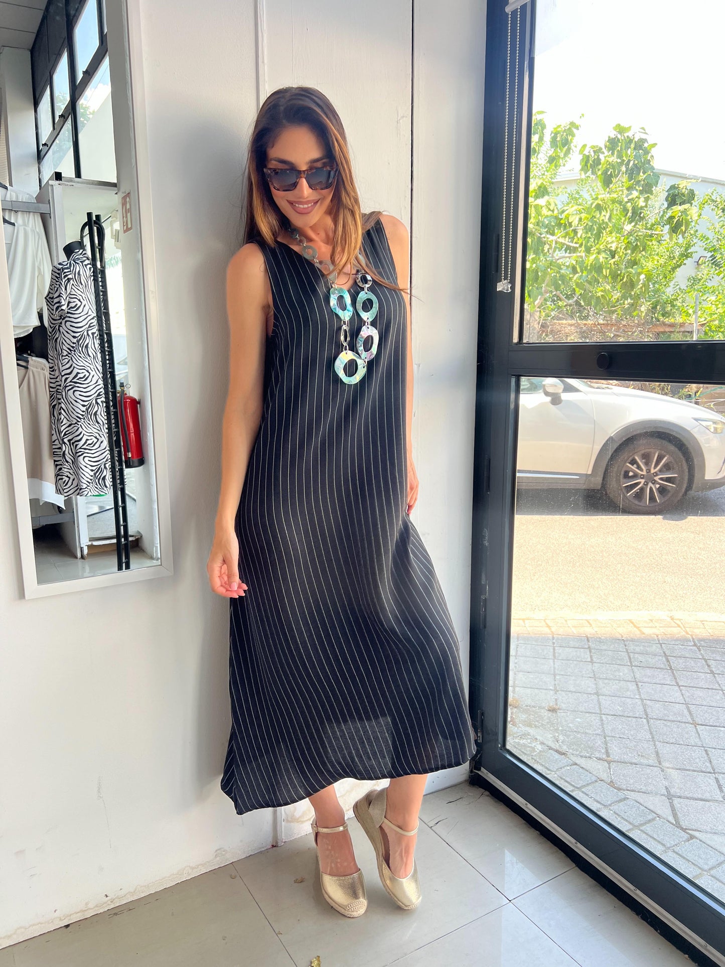 Vestido de tirantes en simil lino color negro con raya diplomática