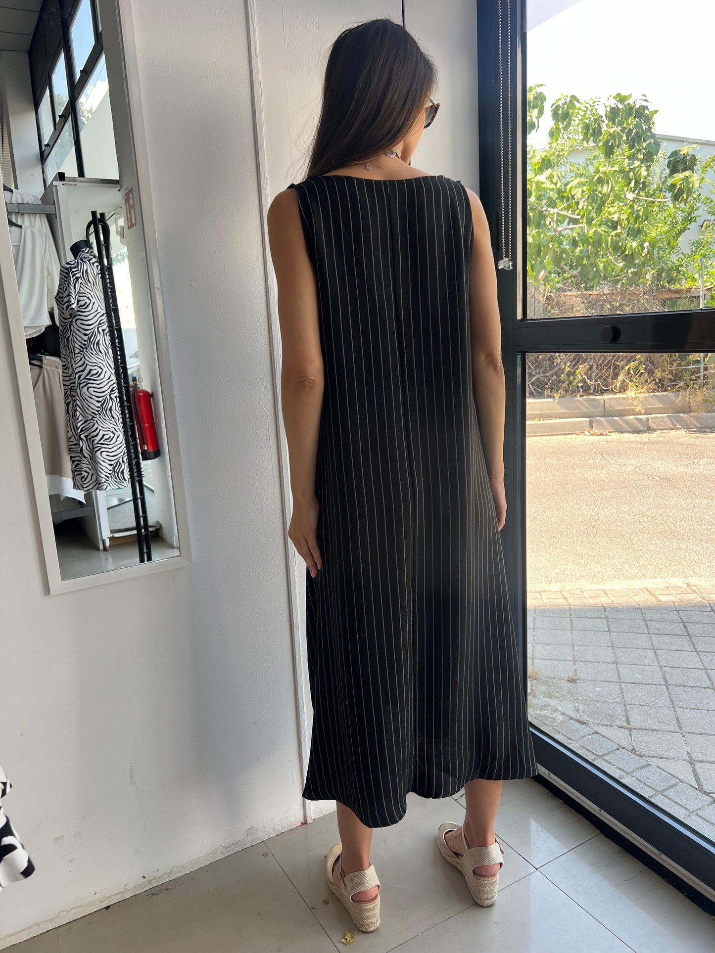 Vestido de tirantes en simil lino color negro con raya diplomática