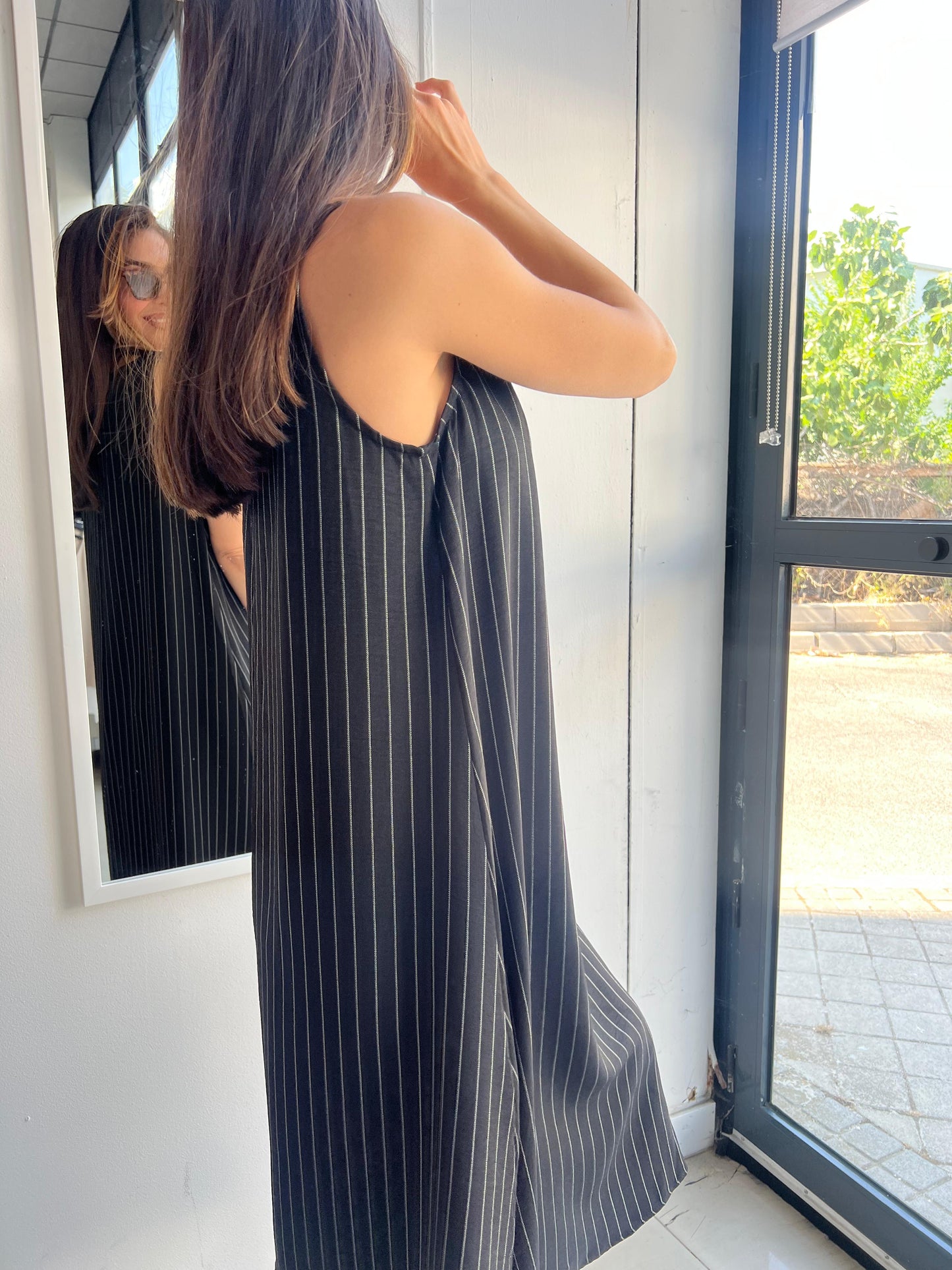 Vestido de tirantes en simil lino color negro con raya diplomática
