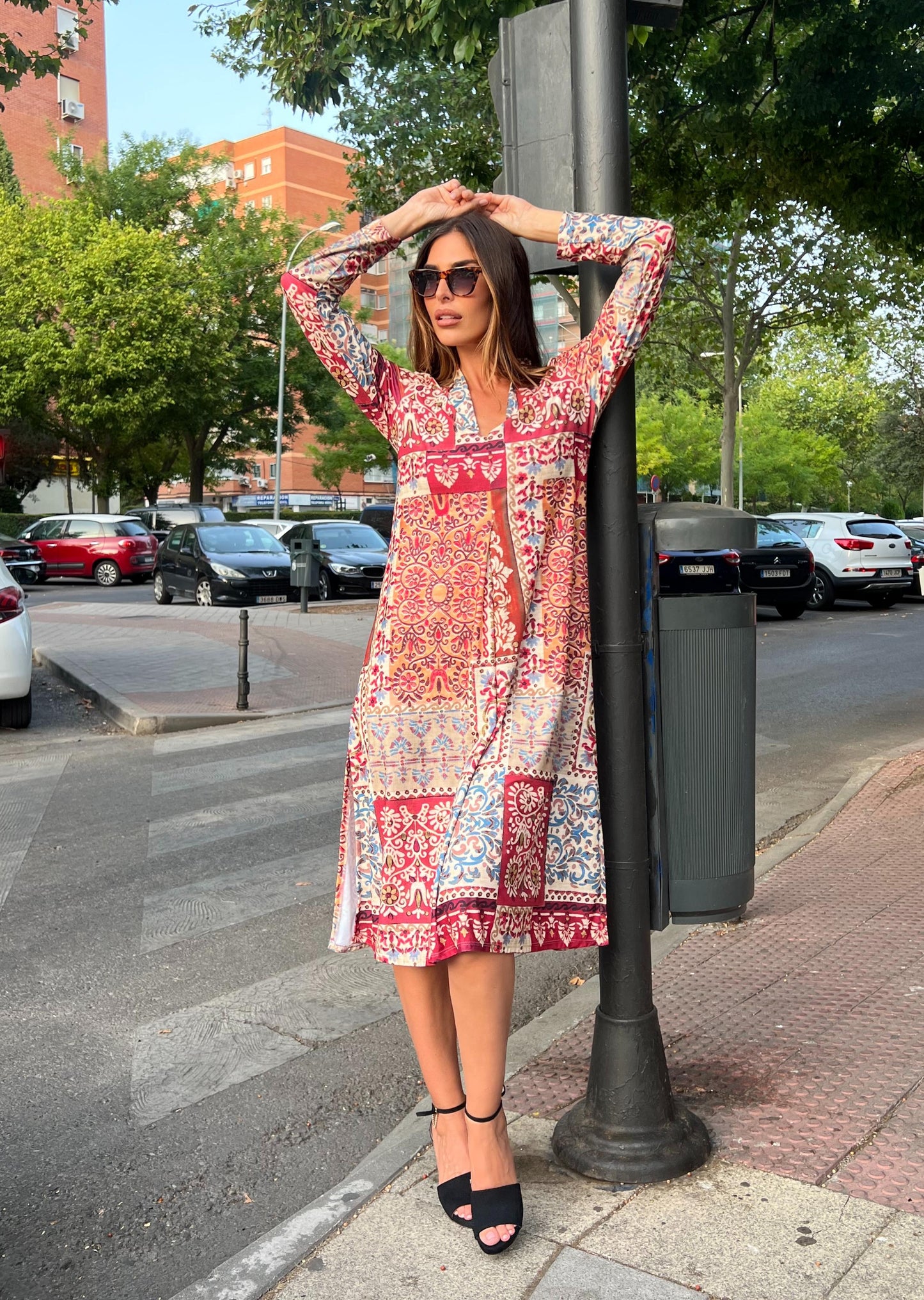 Vestido midi escote pico estampado patchwork
