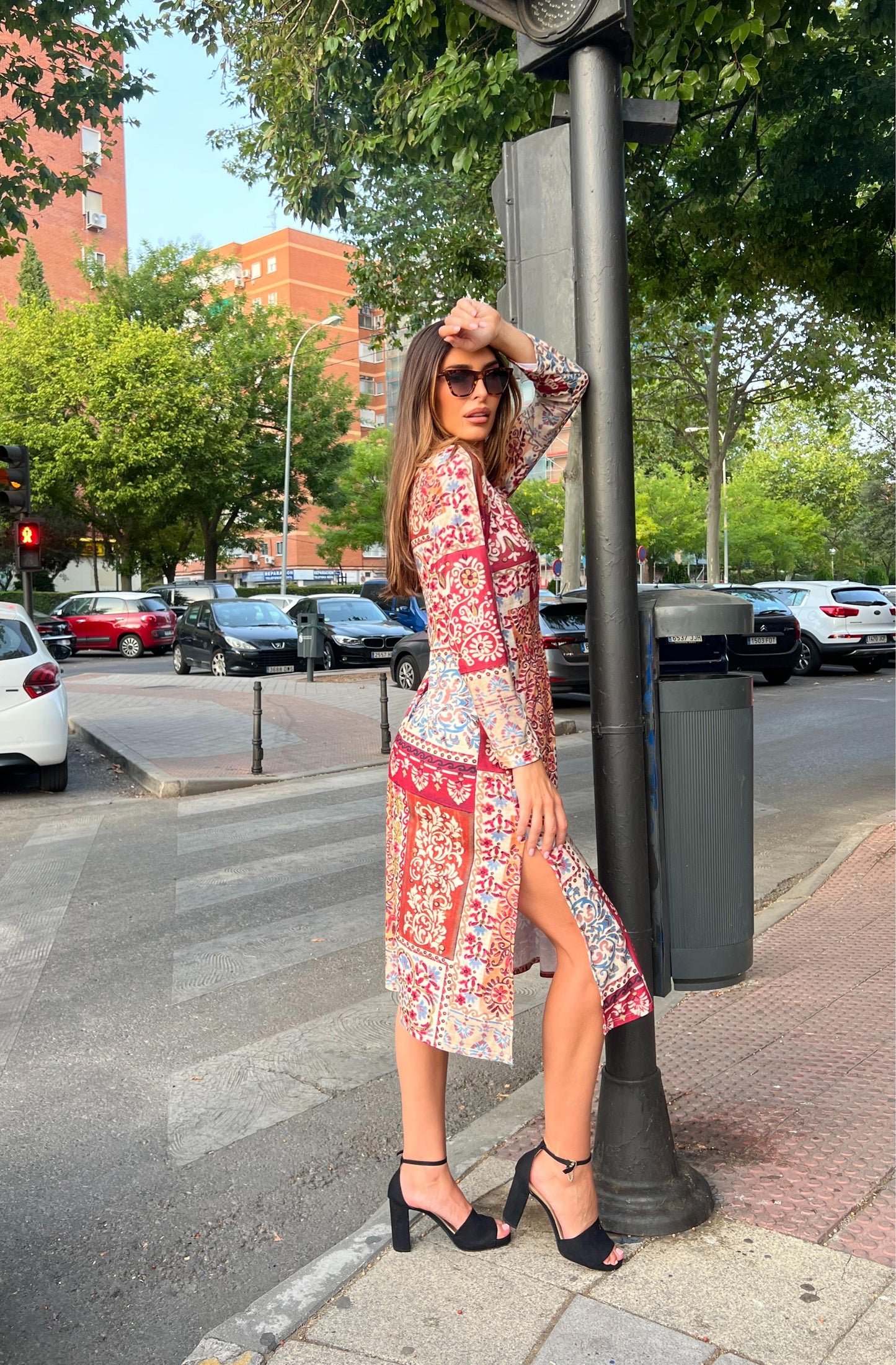Vestido midi escote pico estampado patchwork