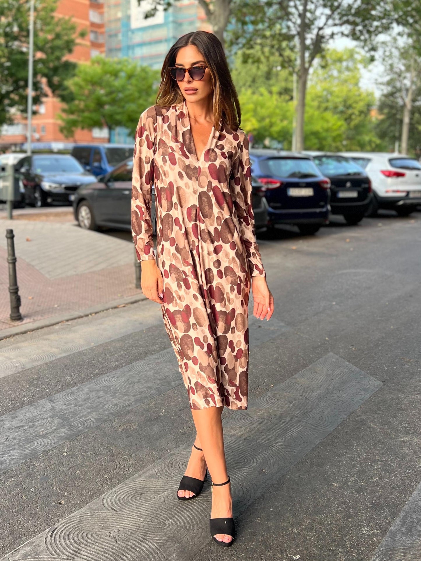 Vestido midi escote pico estampado fondo crudo pastillas