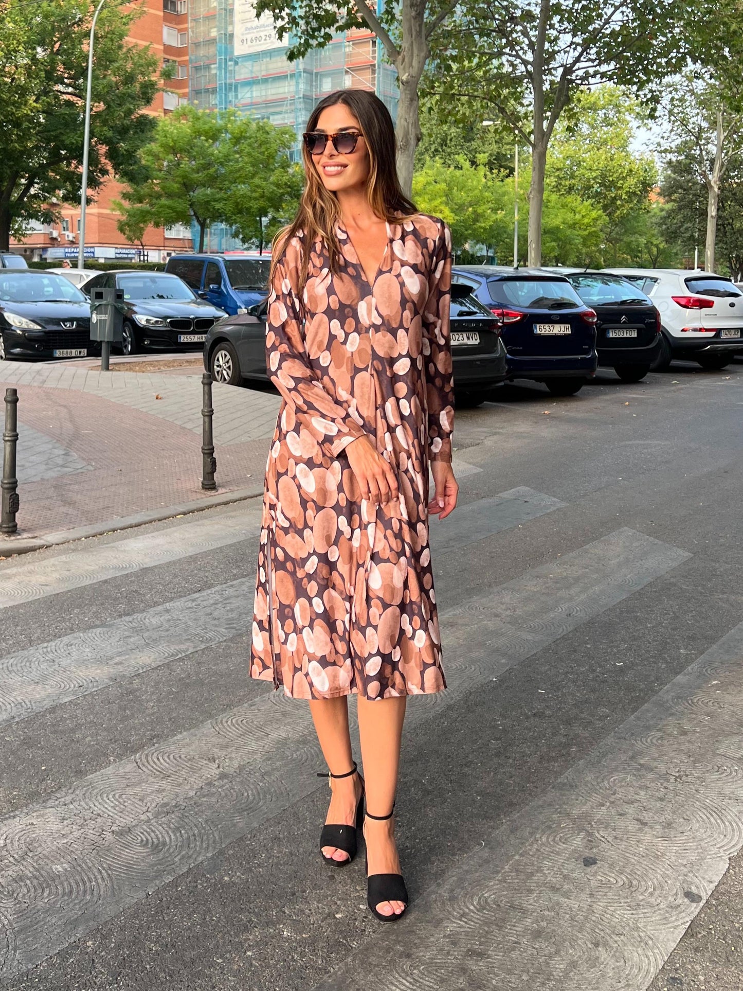 Vestido midi escote pico estampado fondo crudo pastillas