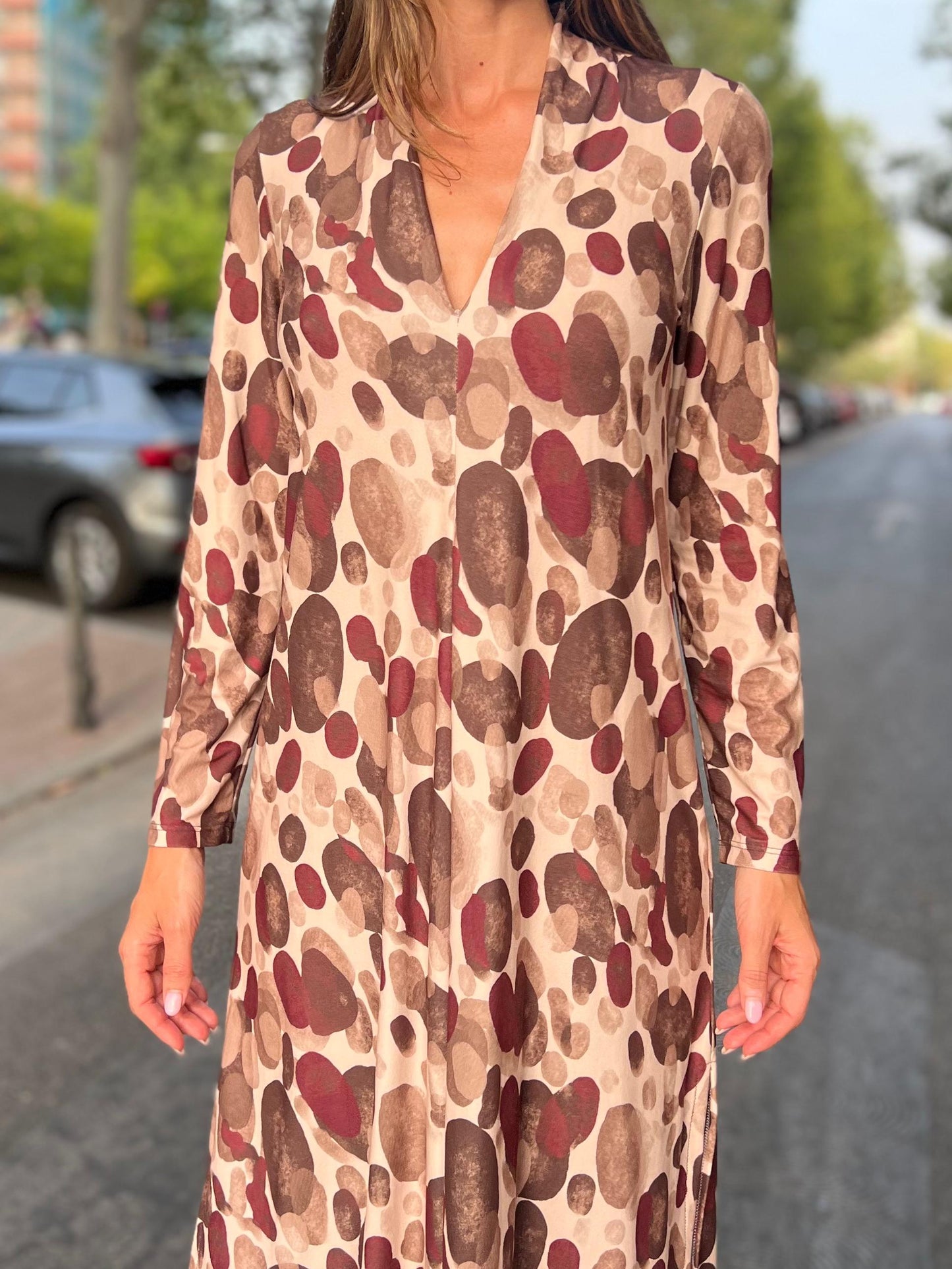Vestido midi escote pico estampado fondo crudo pastillas