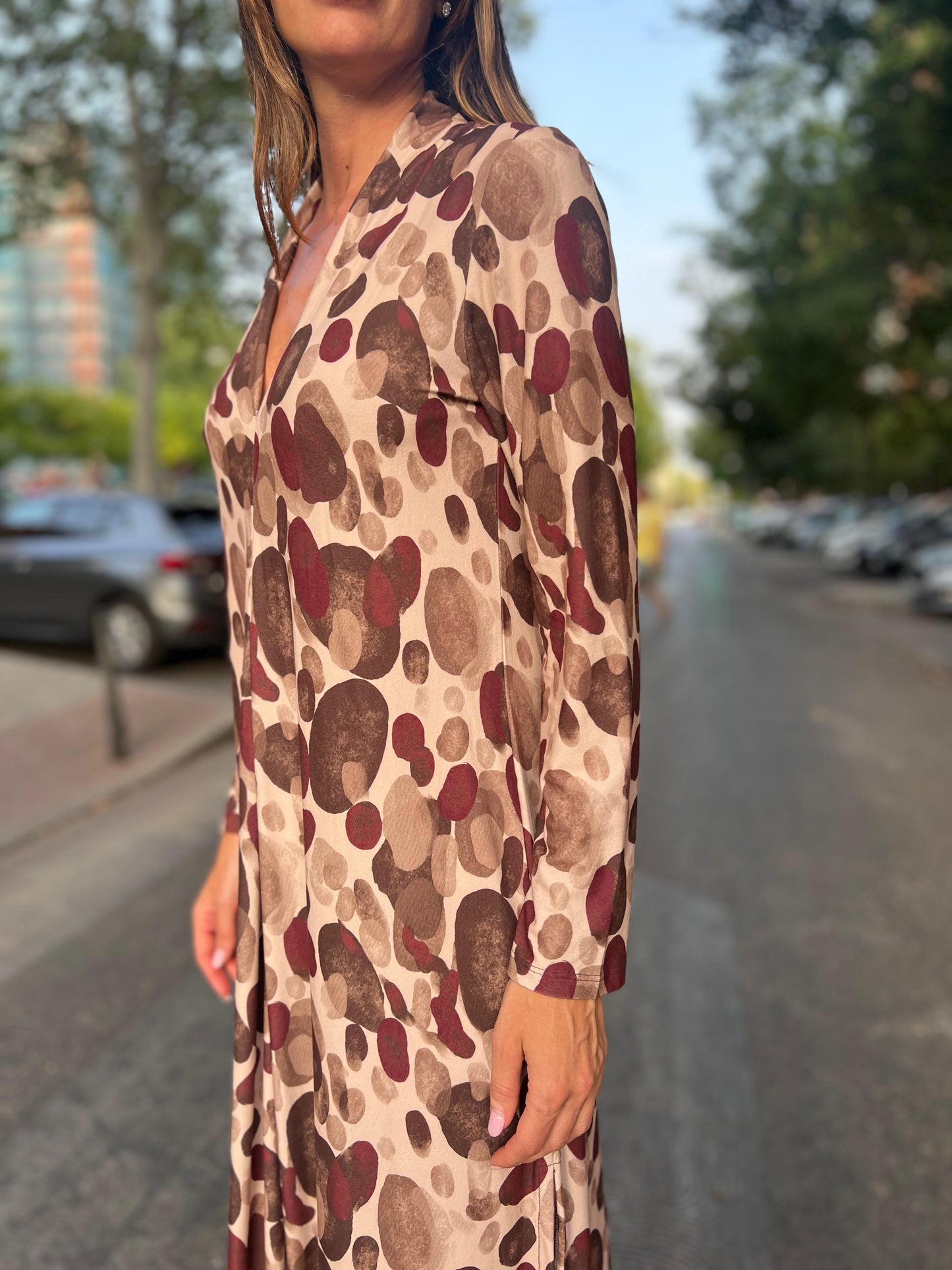 Vestido midi escote pico estampado fondo crudo pastillas