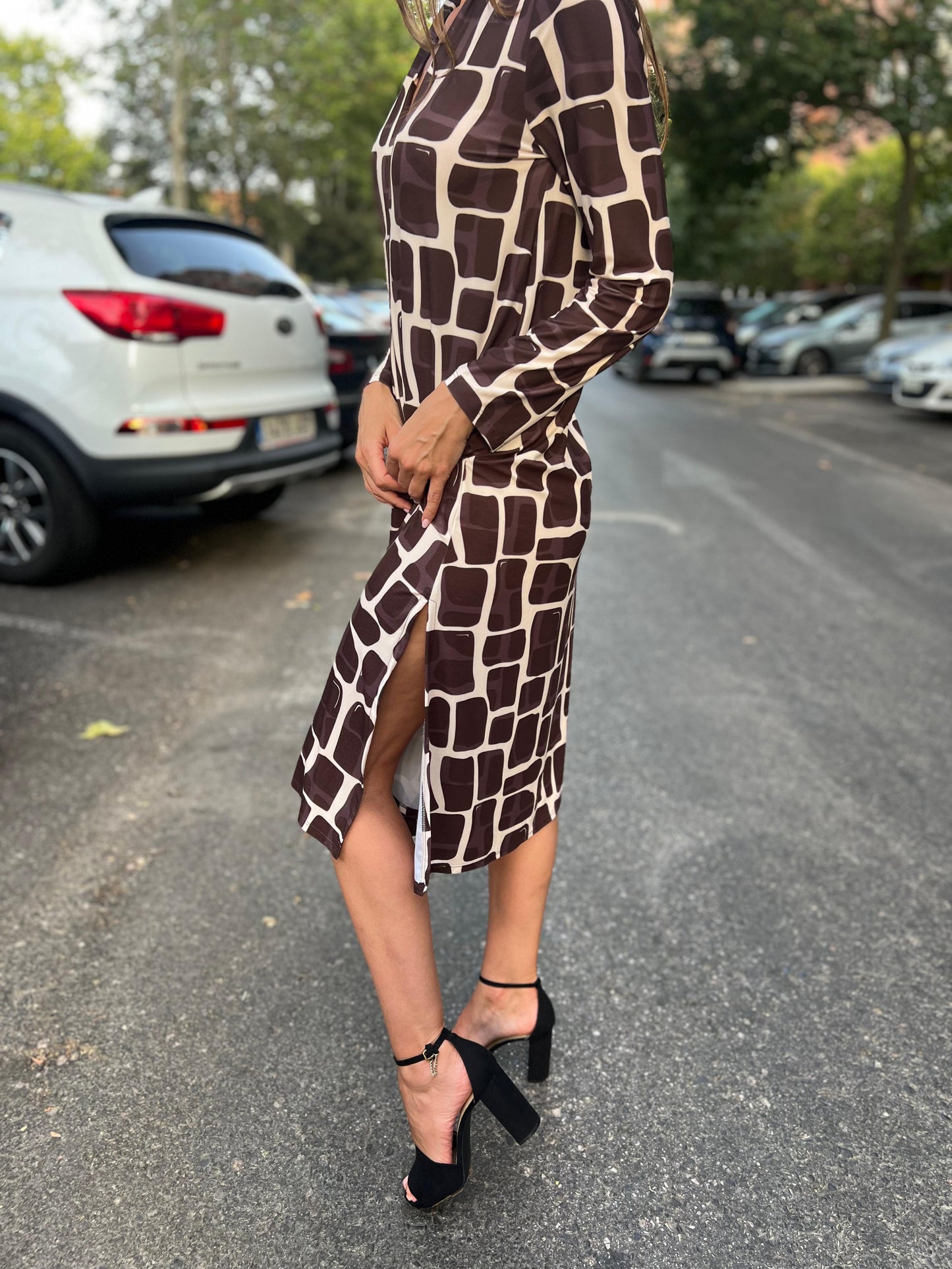 Vestido midi escote pico estampado jirafa marrón