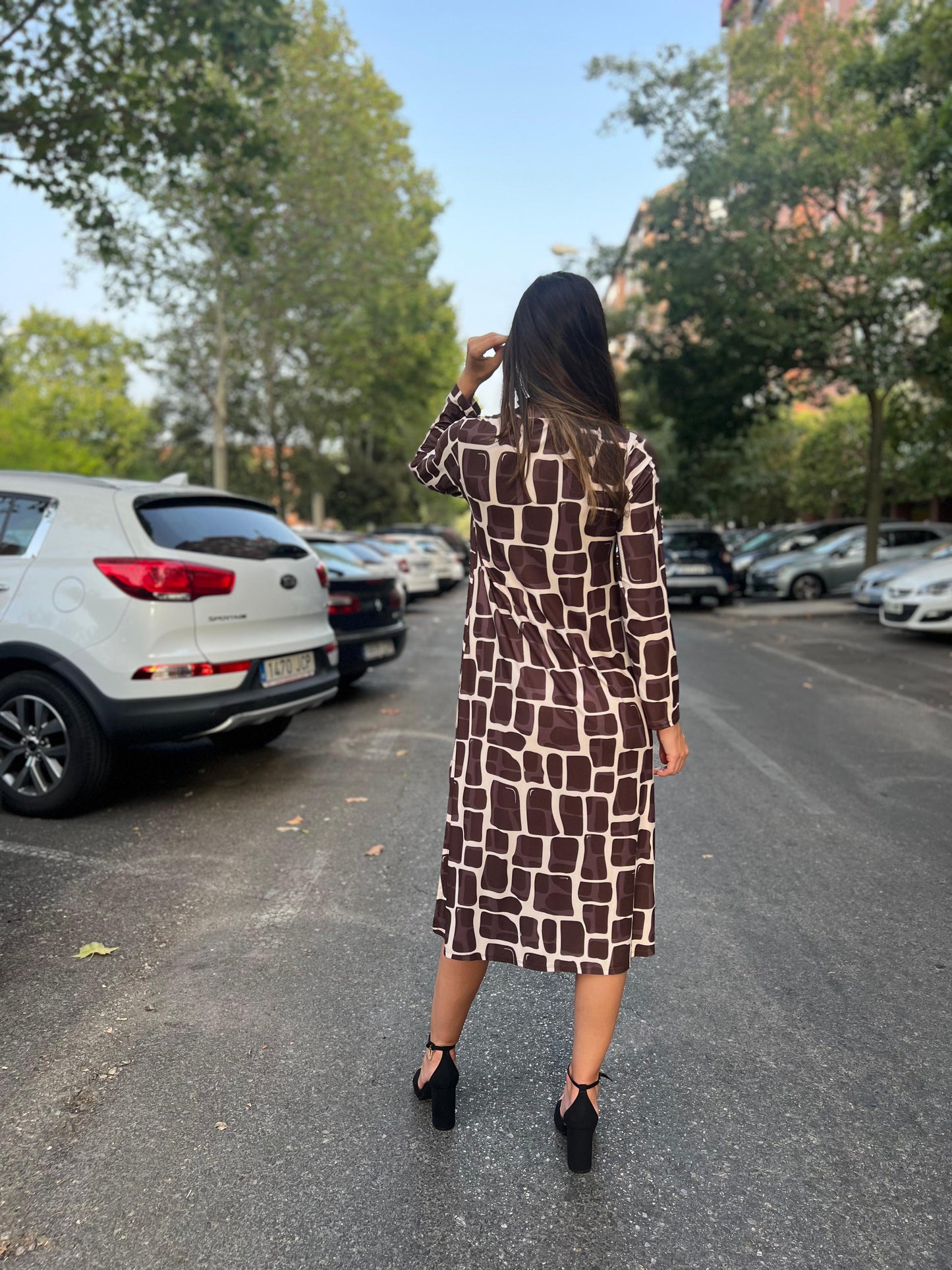 Vestido midi escote pico estampado jirafa marrón