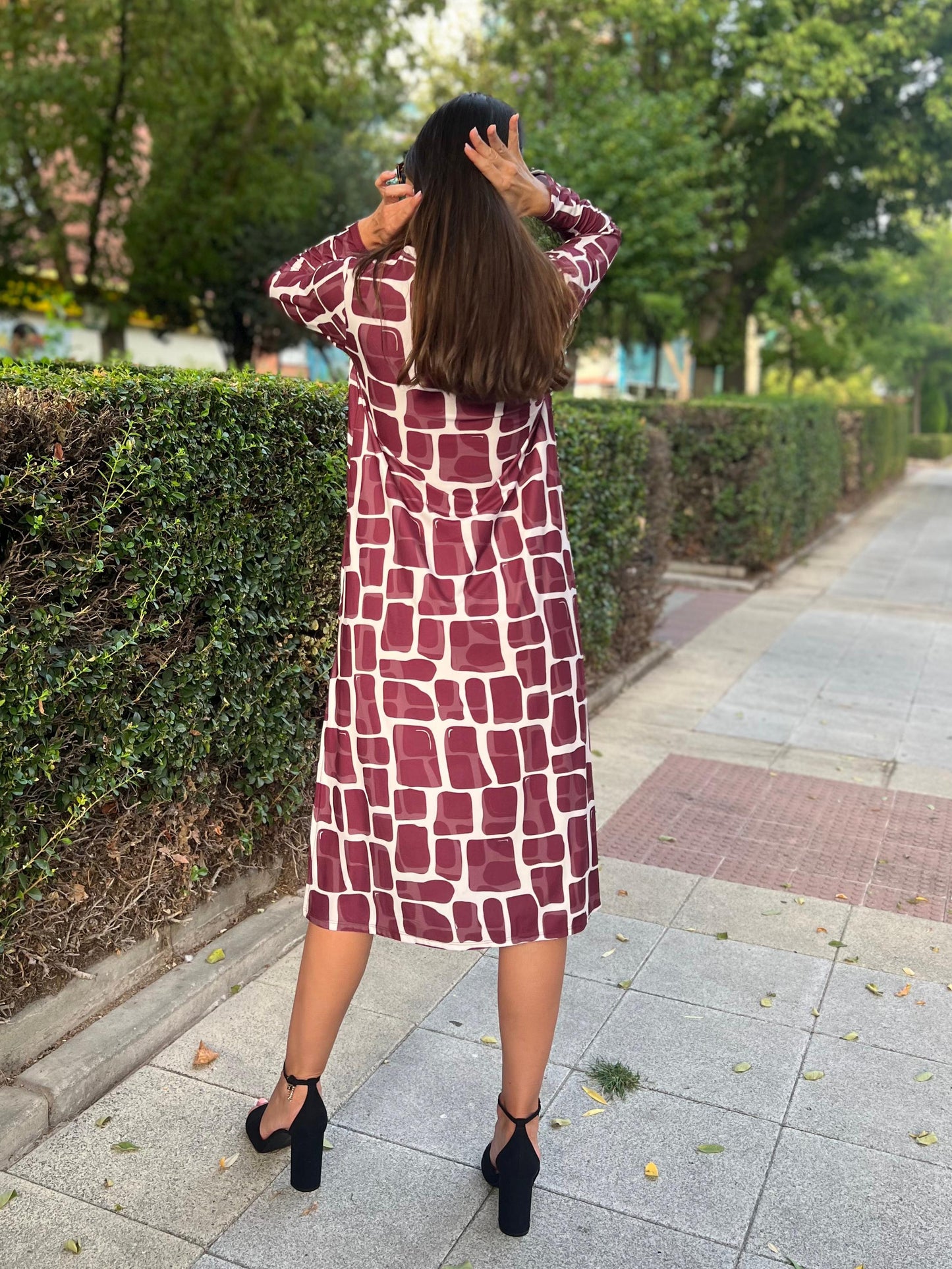 Vestido midi escote pico estampado jirafa granate