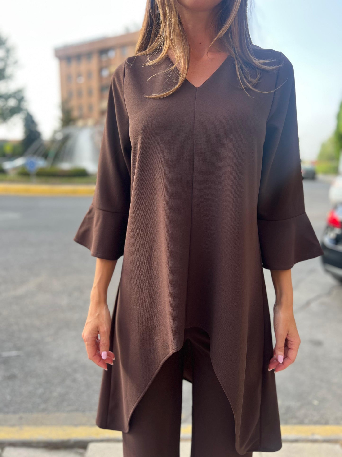 Conjunto túnica larga y pantalón en neocrepe marron chocolate