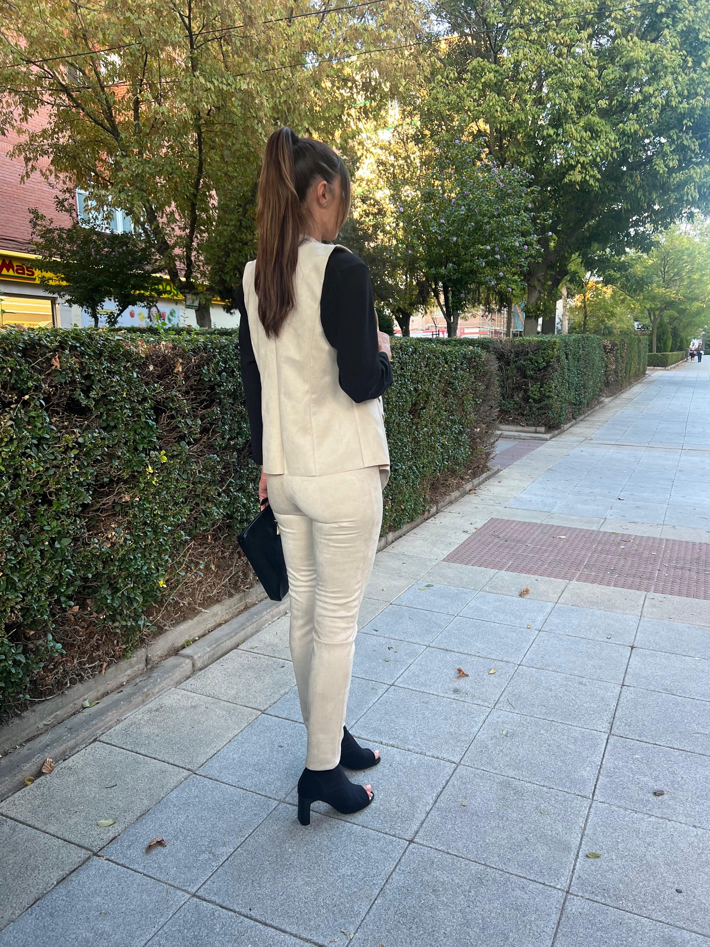 Conjunto de pantalón y chaleco de antelina en color crudo