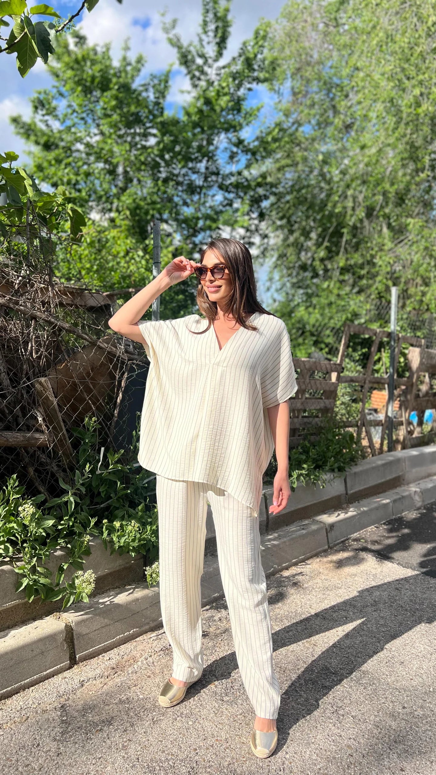 Conjunto túnica escote pico y pantalón en raya crudo