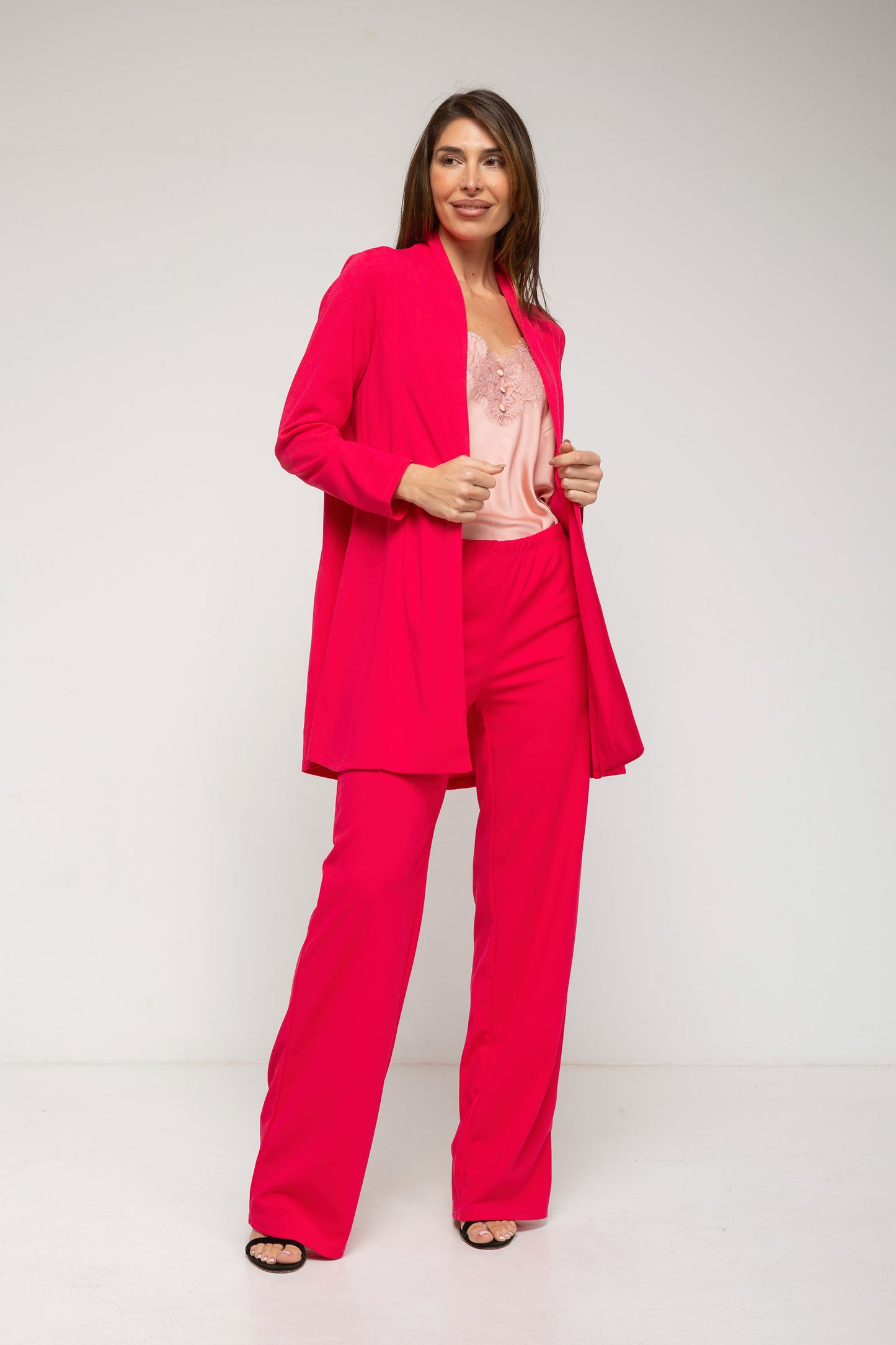 Traje de pantalón recto y chaqueta abierta 3/4 fuxia