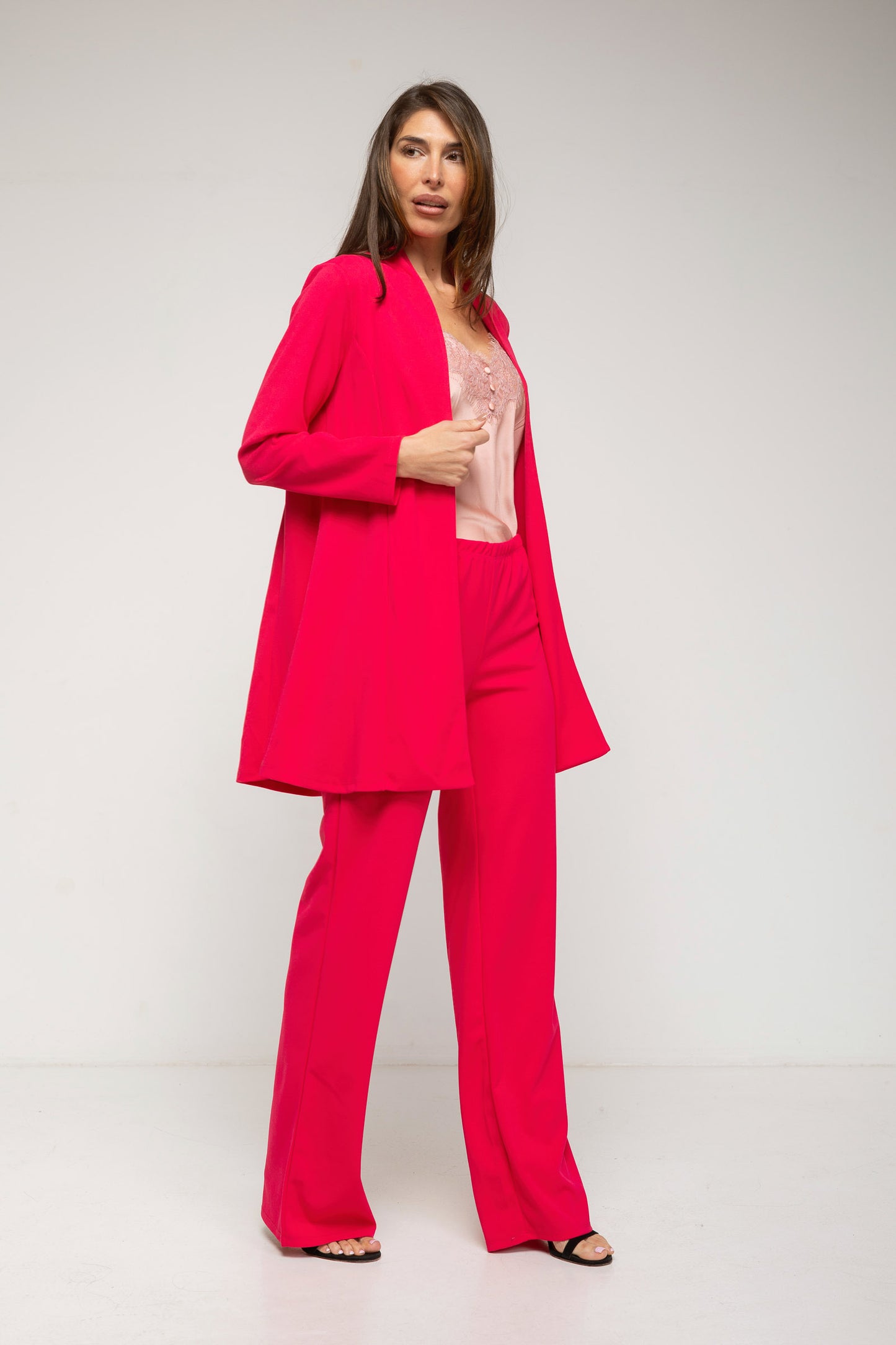 Traje de pantalón recto y chaqueta abierta 3/4 fuxia