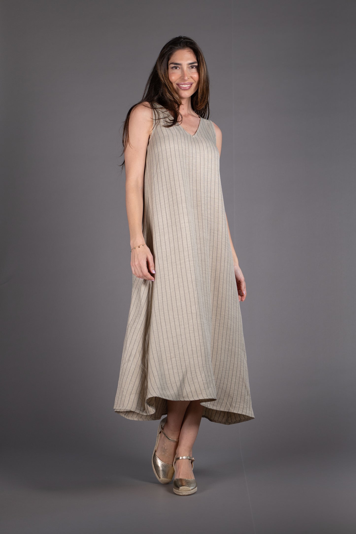 Vestido de tirantes en simil lino rayascolor arena