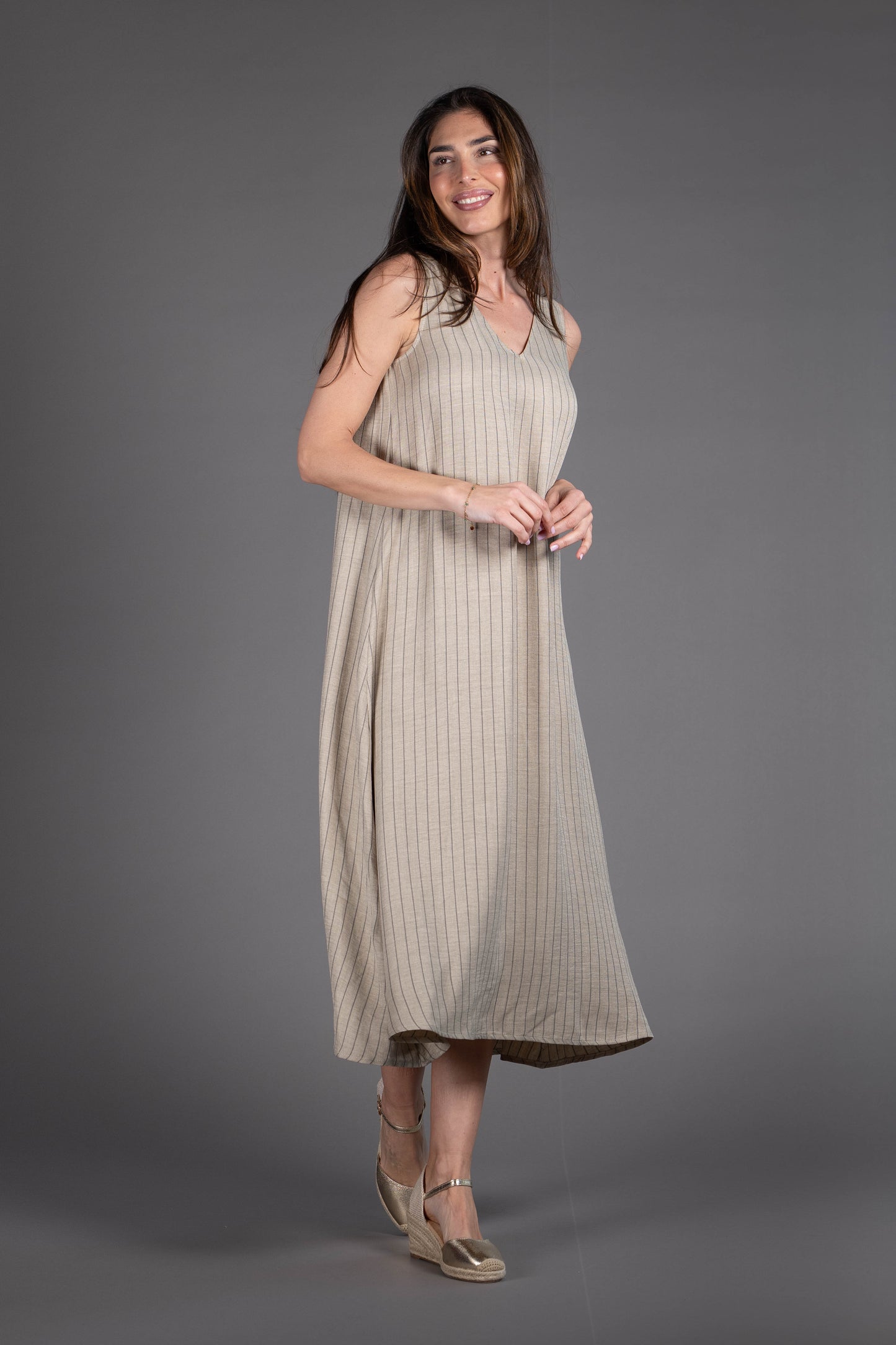 Vestido de tirantes en simil lino rayascolor arena