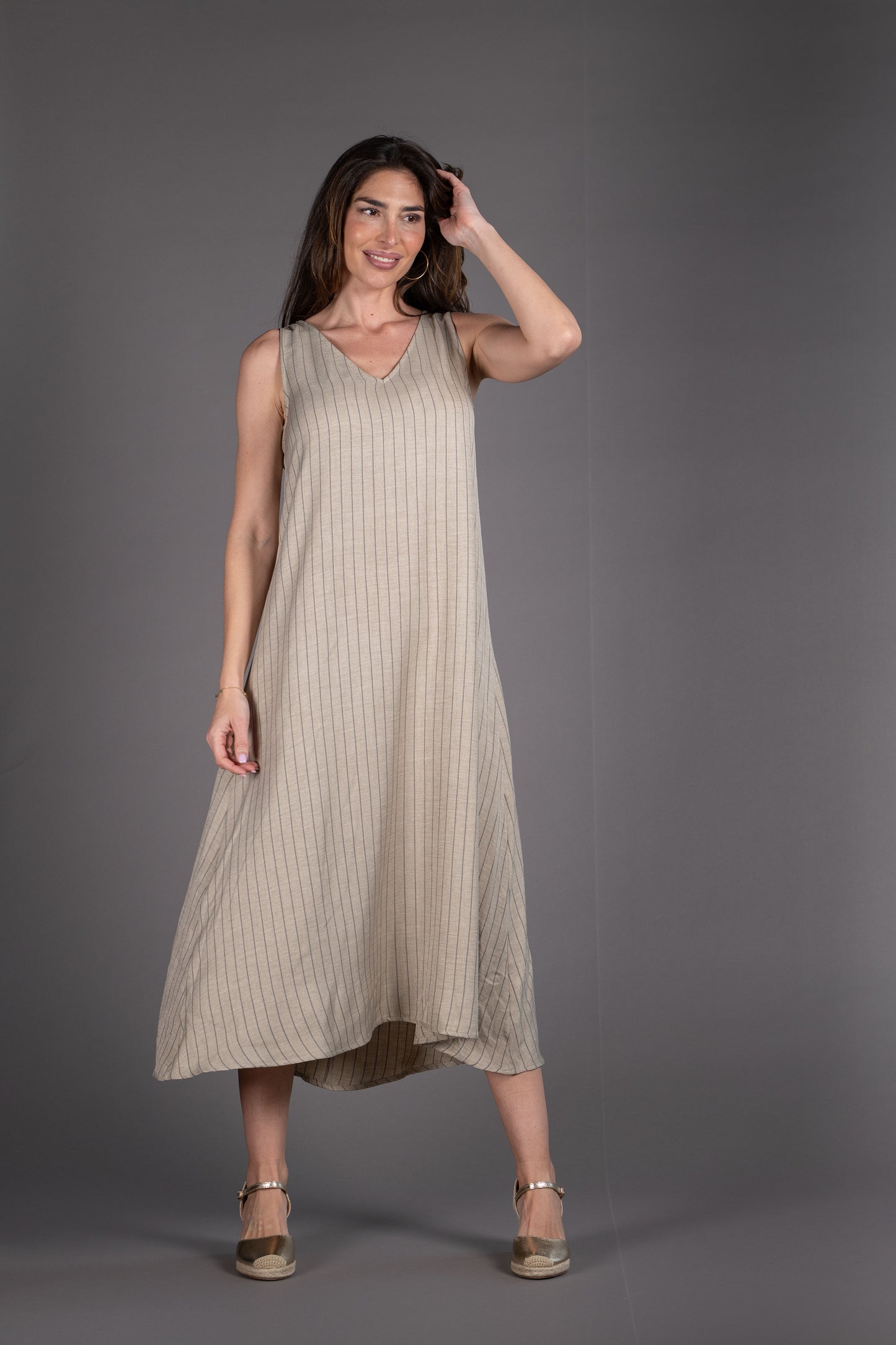 Vestido de tirantes en simil lino rayascolor arena
