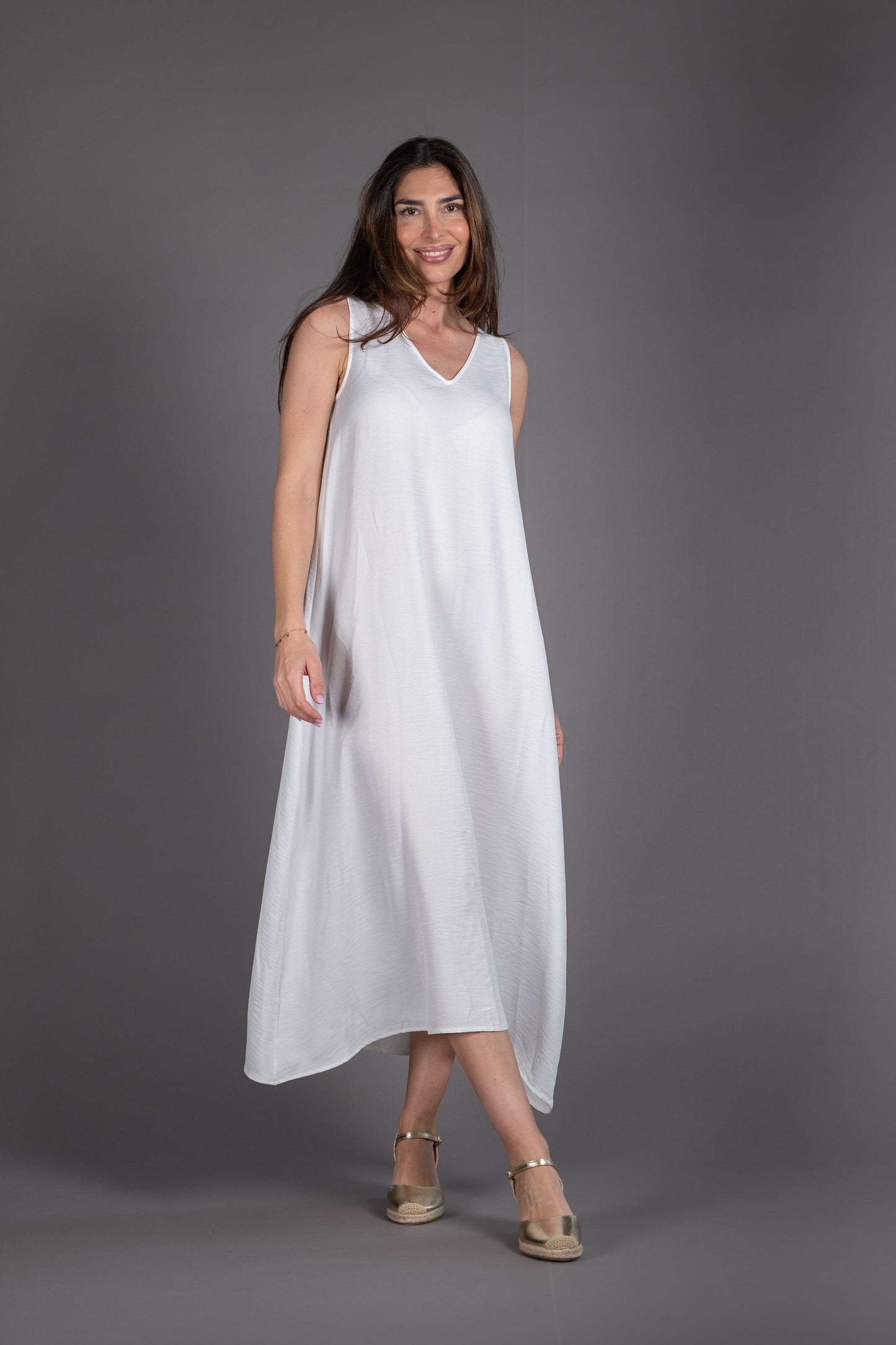 Vestido de tirantes en simil lino blanco