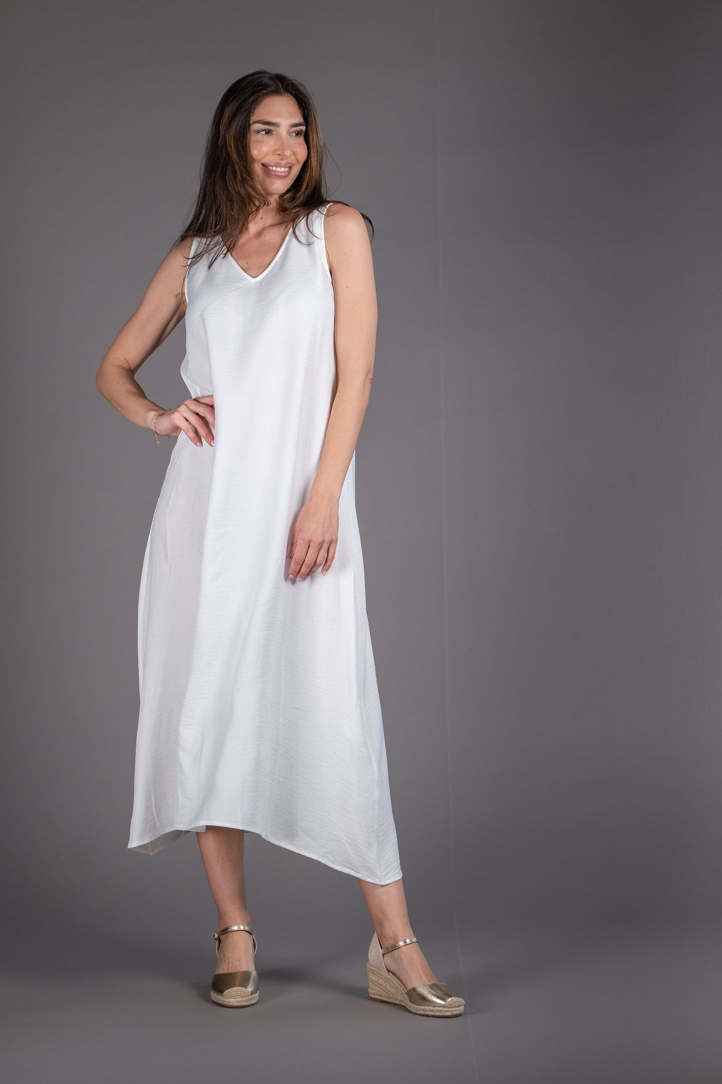 Vestido de tirantes en simil lino blanco