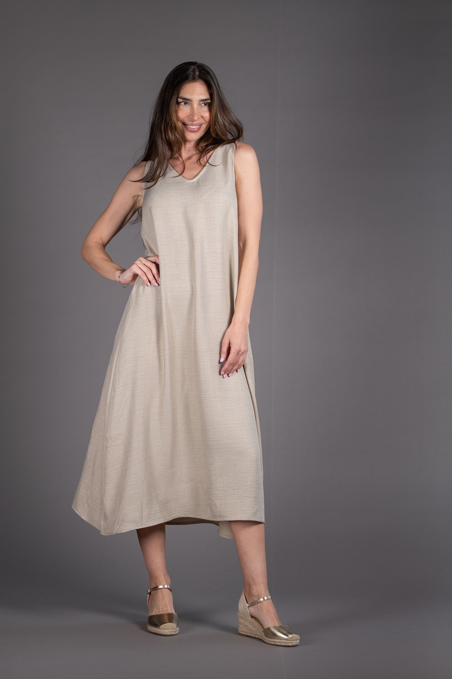 Vestido de tirantes en simil lino color arena