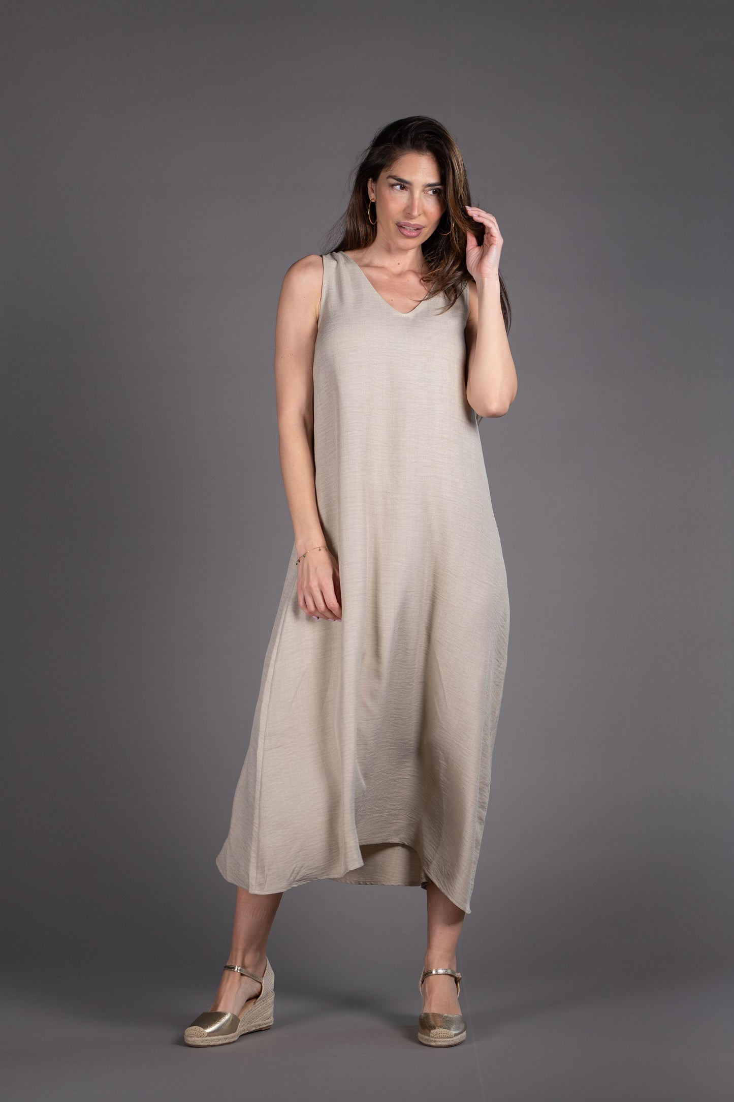 Vestido de tirantes en simil lino color arena