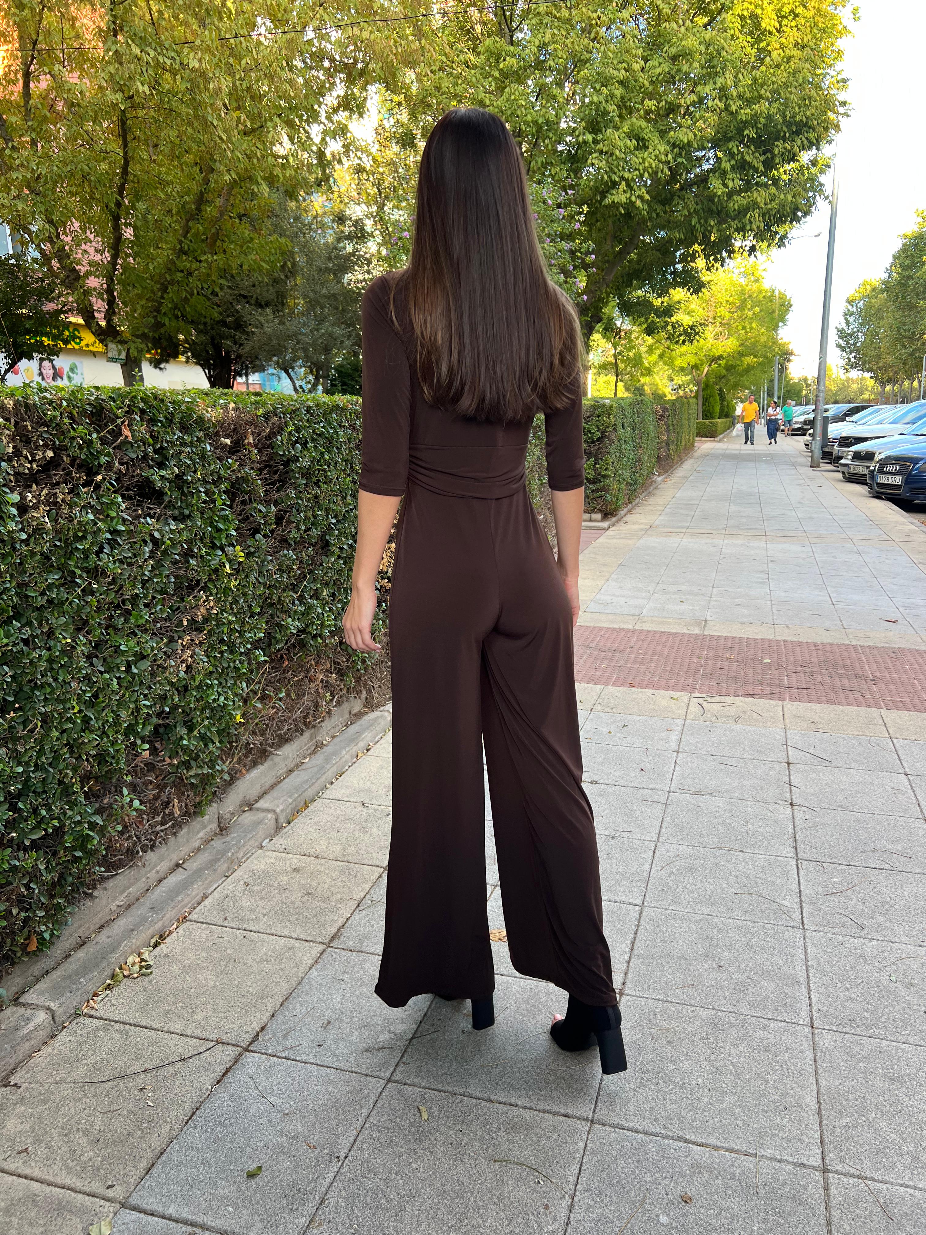 Mono nudo marrón liso