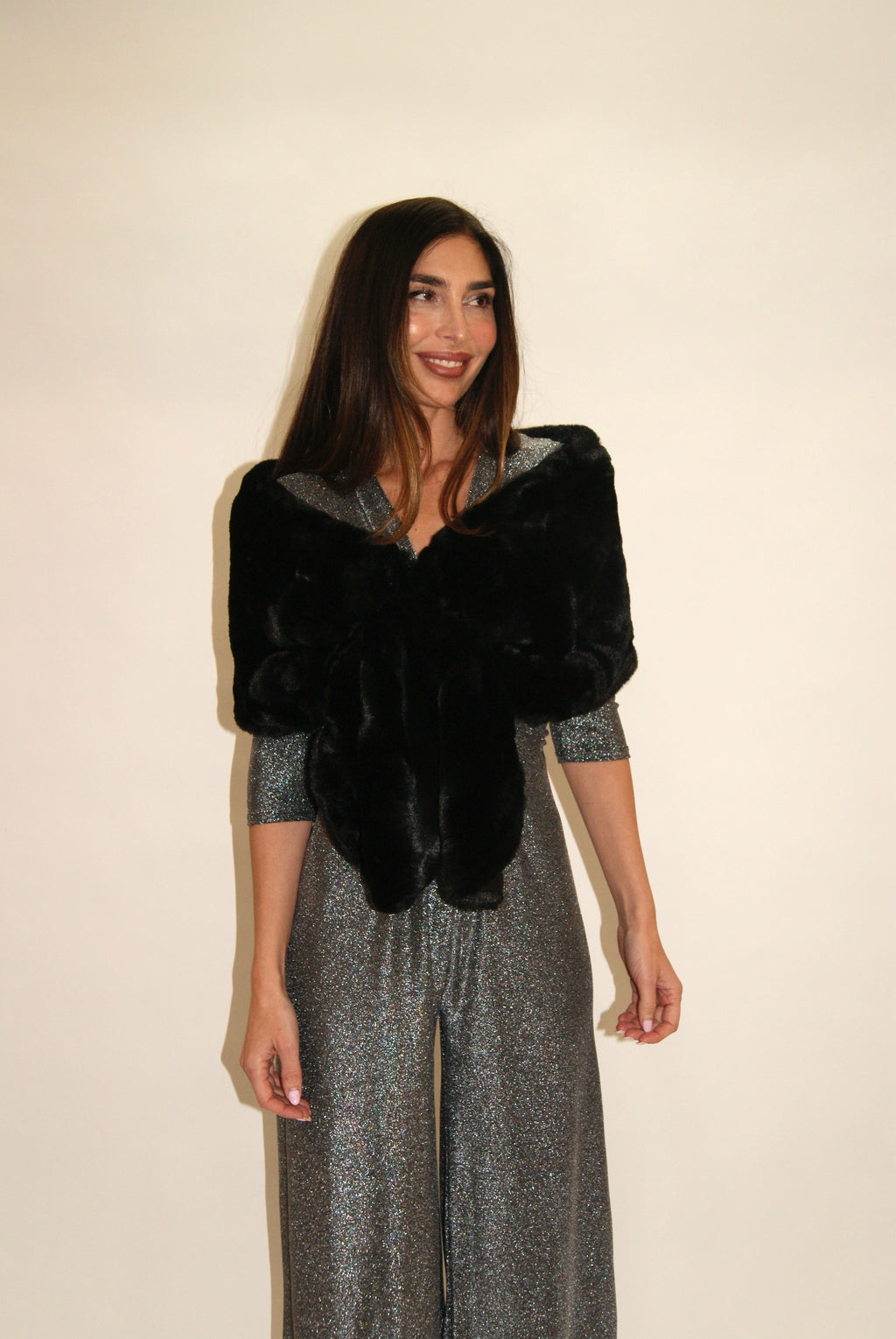 Estola negra de pelo sintética para eventos