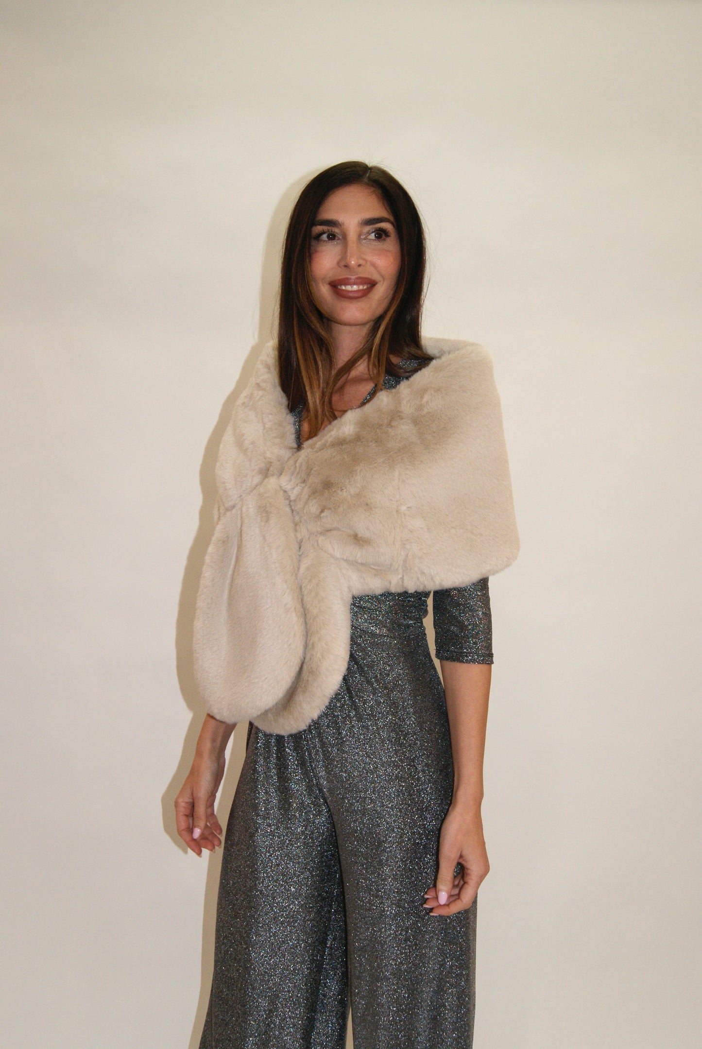 Estola beige de pelo sintética para eventos – El complemento perfecto para Navidad y Nochevieja (Copia)