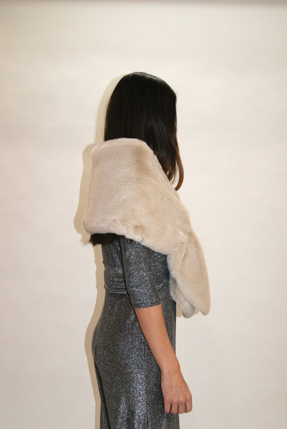 Estola beige de pelo sintética para eventos – El complemento perfecto para Navidad y Nochevieja (Copia)