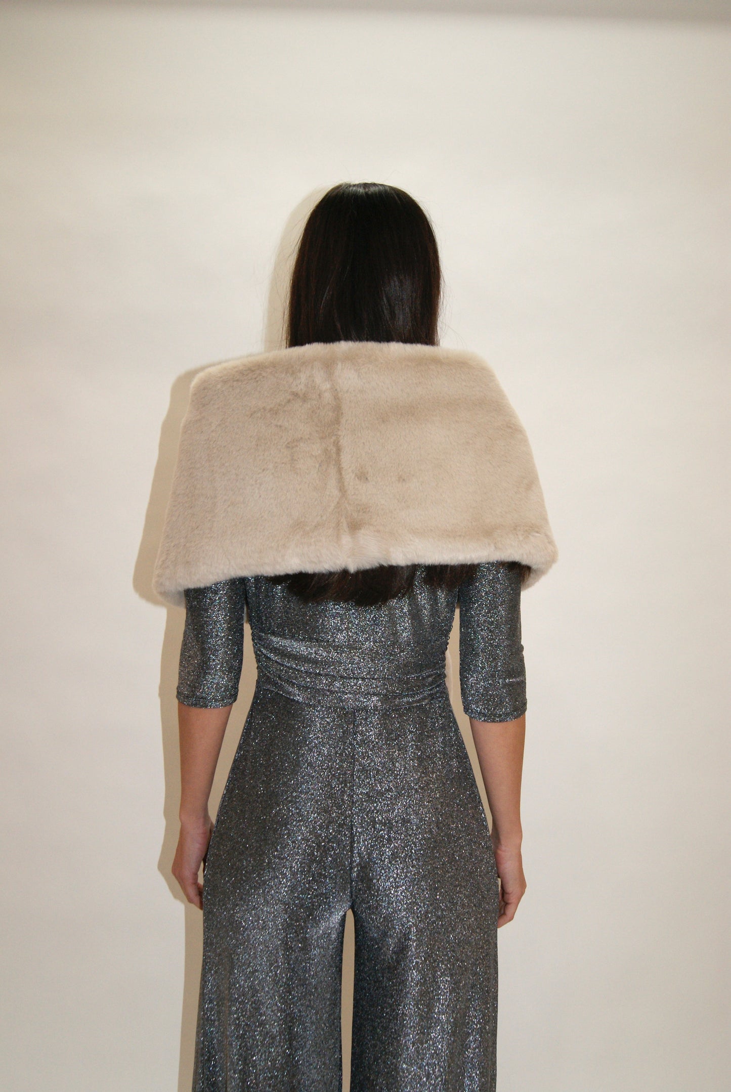 Estola beige de pelo sintética para eventos – El complemento perfecto para Navidad y Nochevieja (Copia)