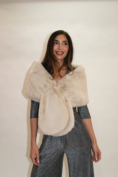 Estola beige de pelo sintética para eventos – El complemento perfecto para Navidad y Nochevieja (Copia)