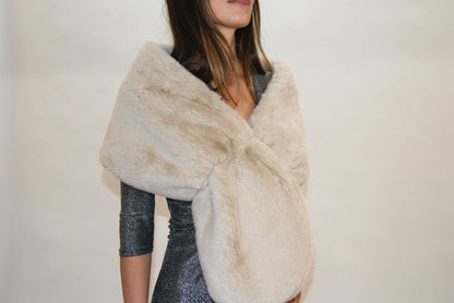 Estola beige de pelo sintética para eventos – El complemento perfecto para Navidad y Nochevieja (Copia)