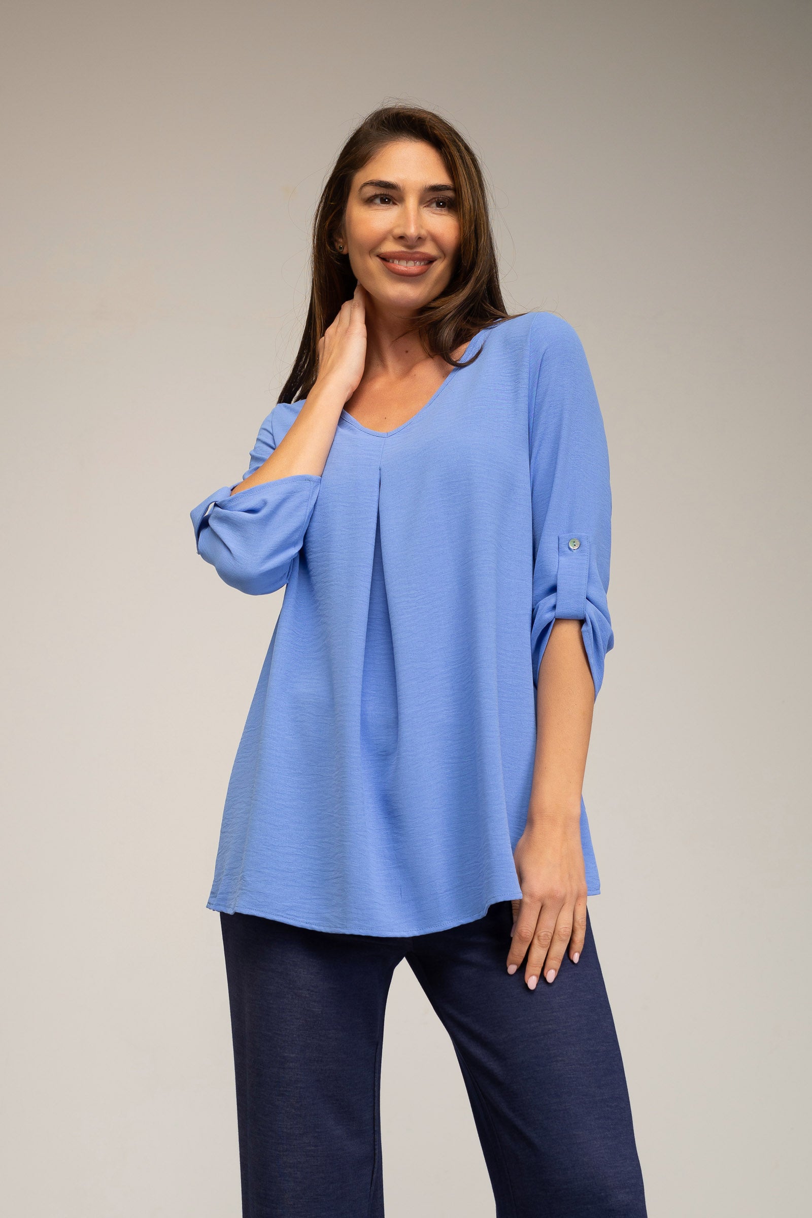 Blusa de mujer escote pico con pliegue delantero