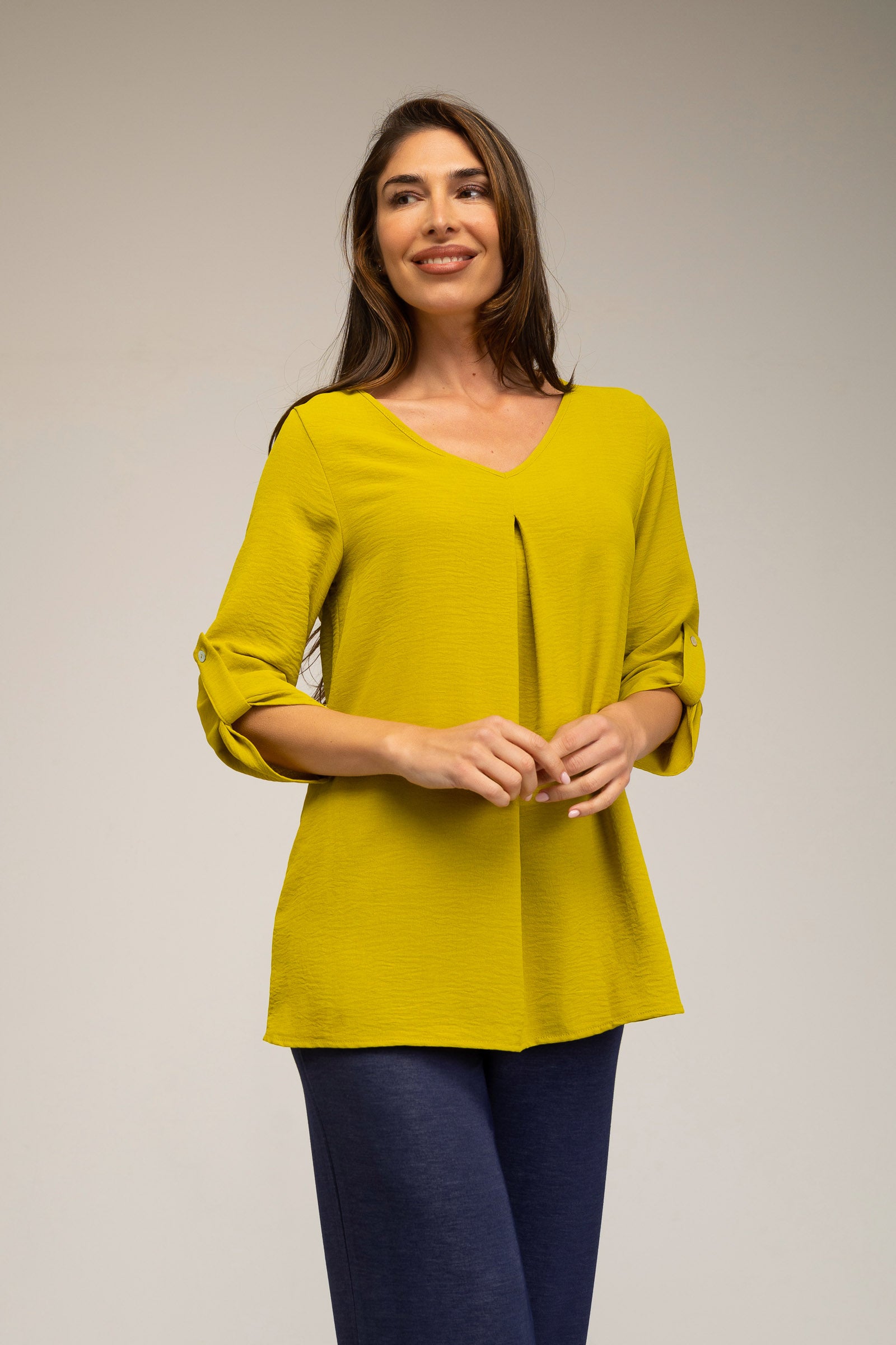 Blusa de mujer escote pico con pliegue delantero