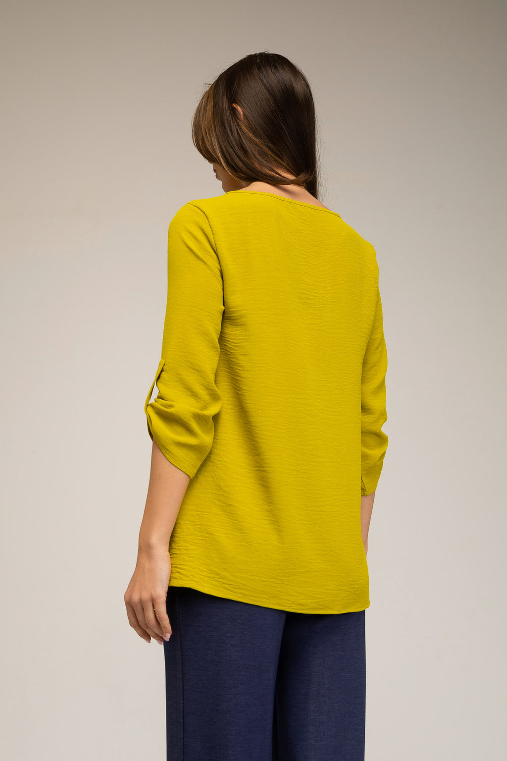 Blusa de mujer escote pico con pliegue delantero