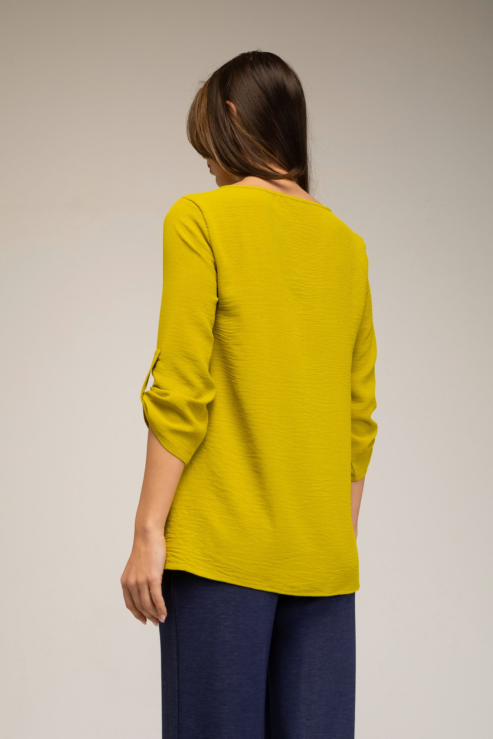 Blusa de mujer escote pico con pliegue delantero