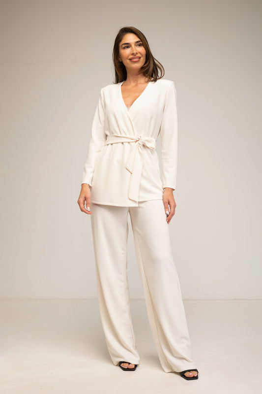 Traje de pantalón y chaqueta cruzada con cinturón color crudo